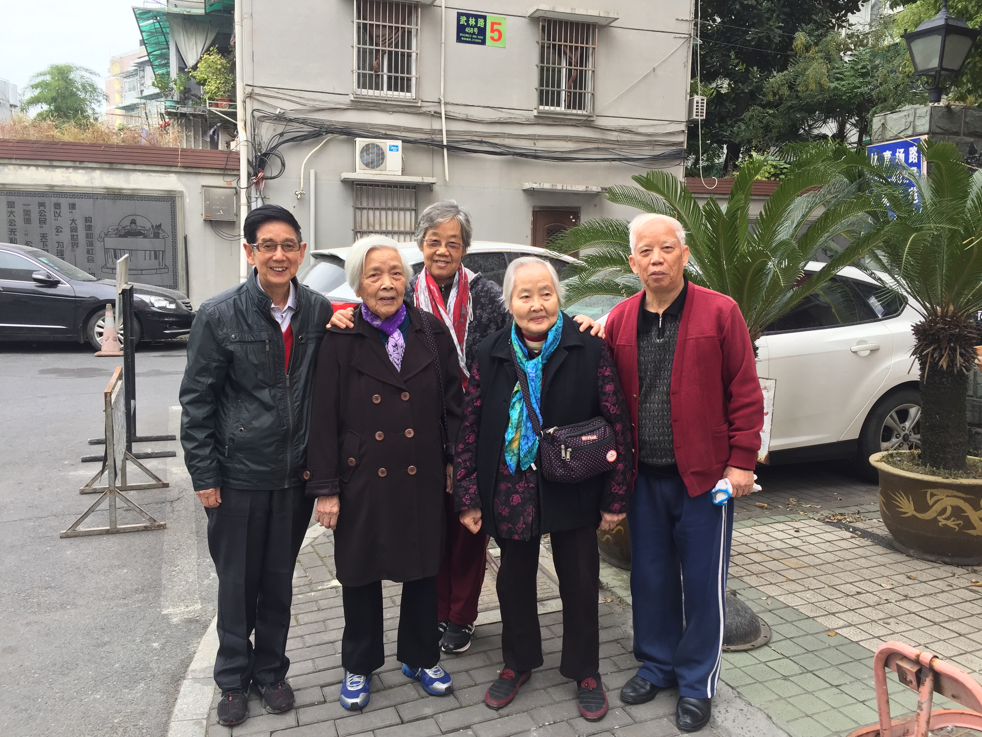 環(huán)北新村社區(qū)第三樓道黨支部帶孤寡老人游西湖.jpg