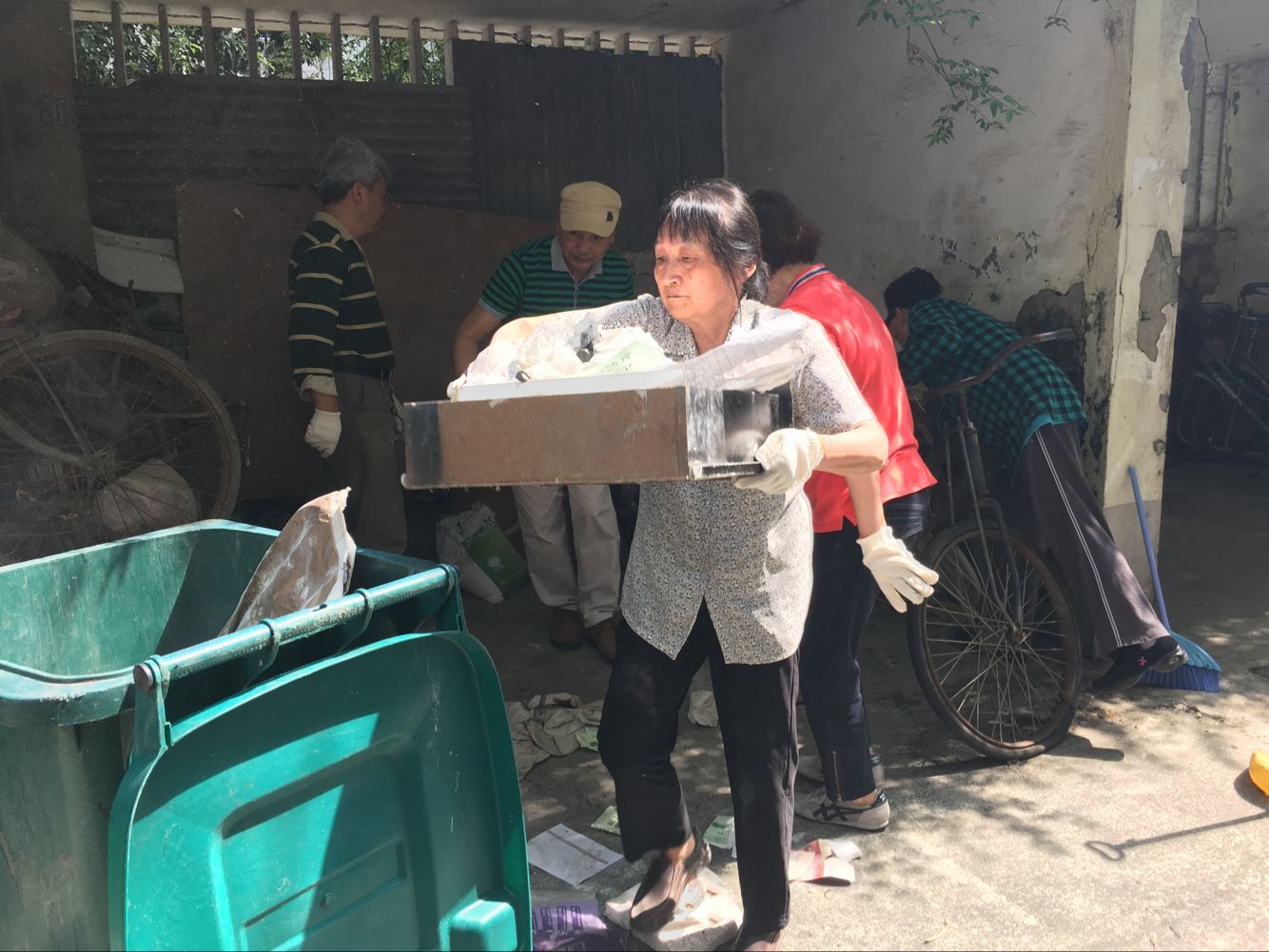 黨員清理自行車庫.jpg