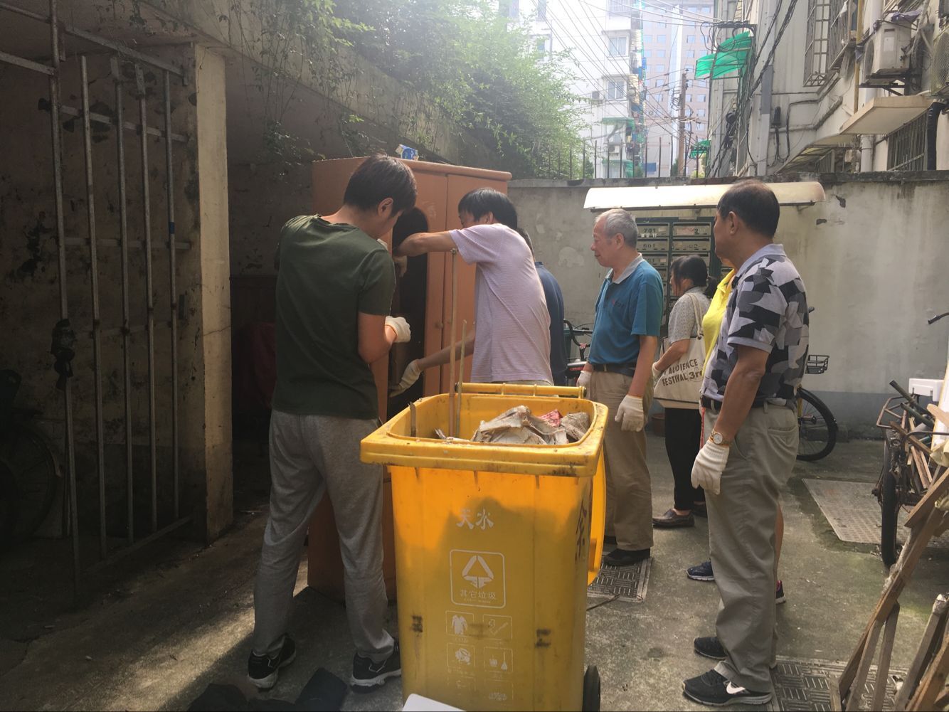 一支部黨員美化家園活動.jpg