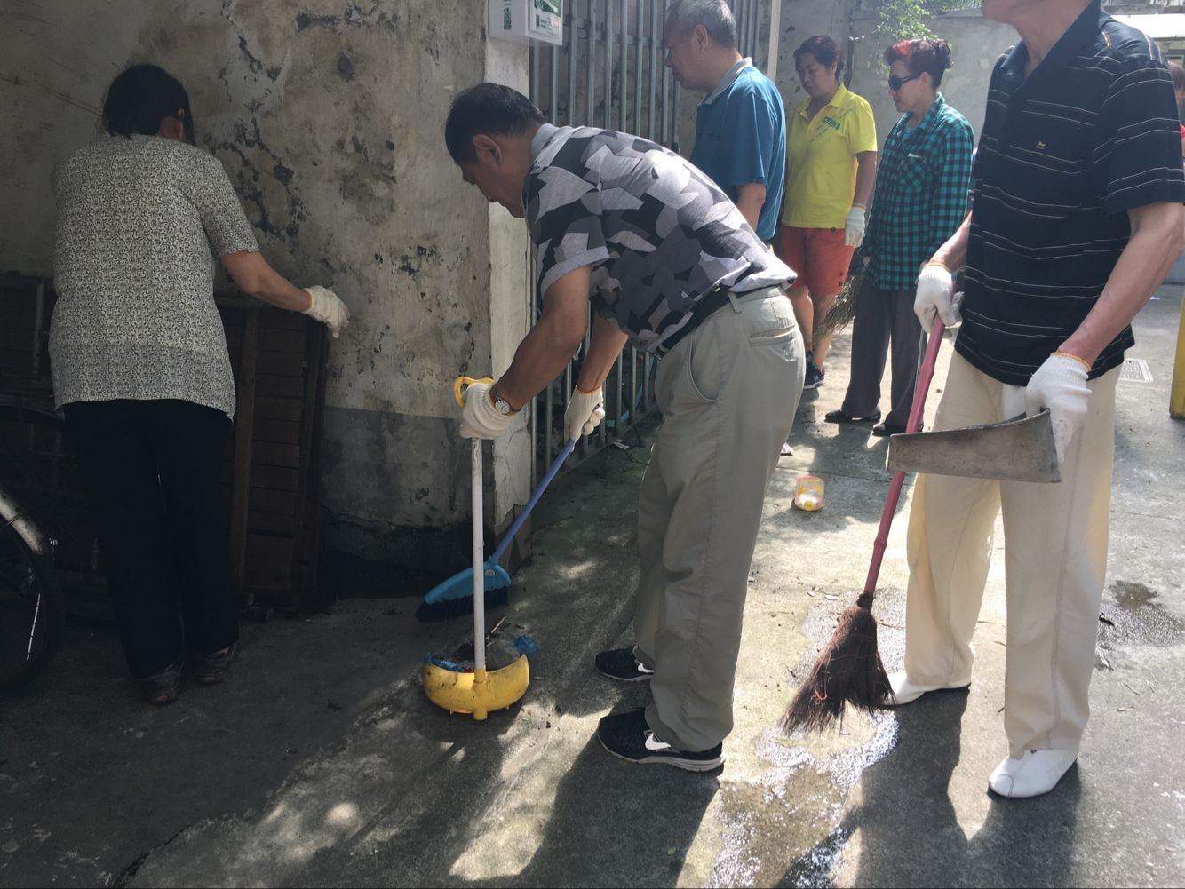 一支部黨員清理社區(qū)衛(wèi)生死角.jpg