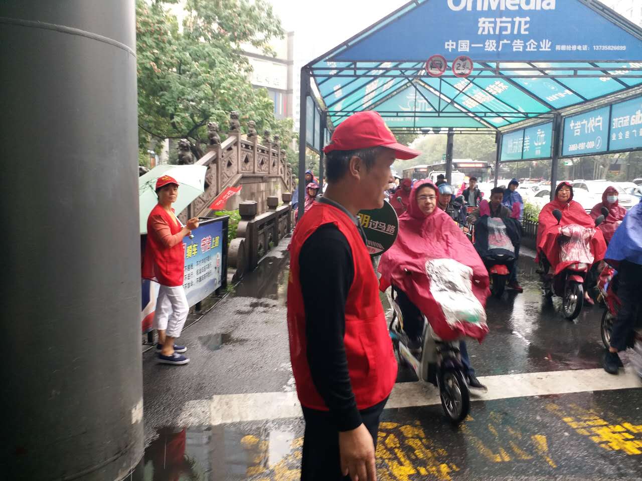 黨員志愿者交通要道文明勸導(dǎo).JPG