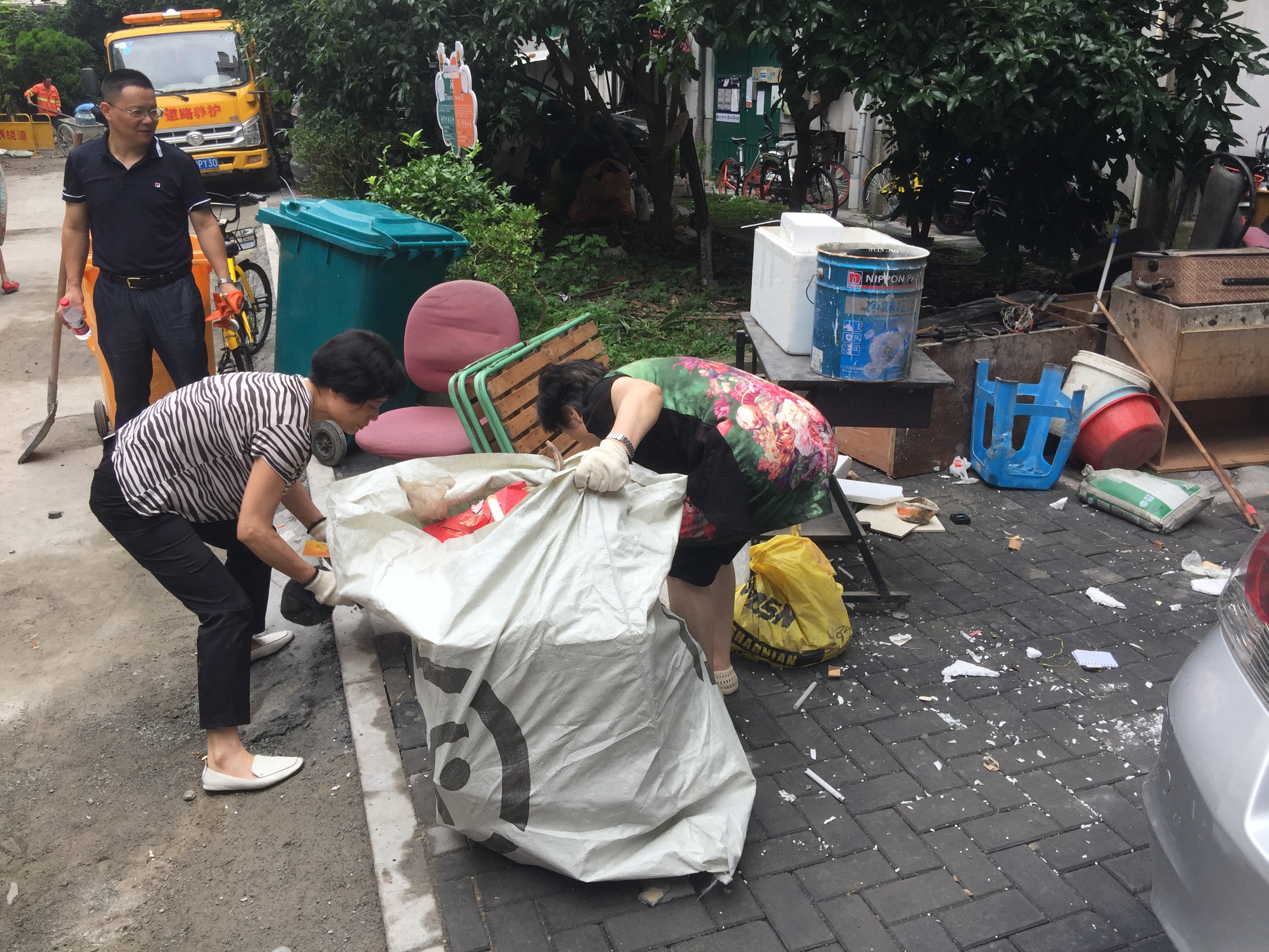 樓道黨員群眾清理庭院內(nèi)堆積物1.JPG