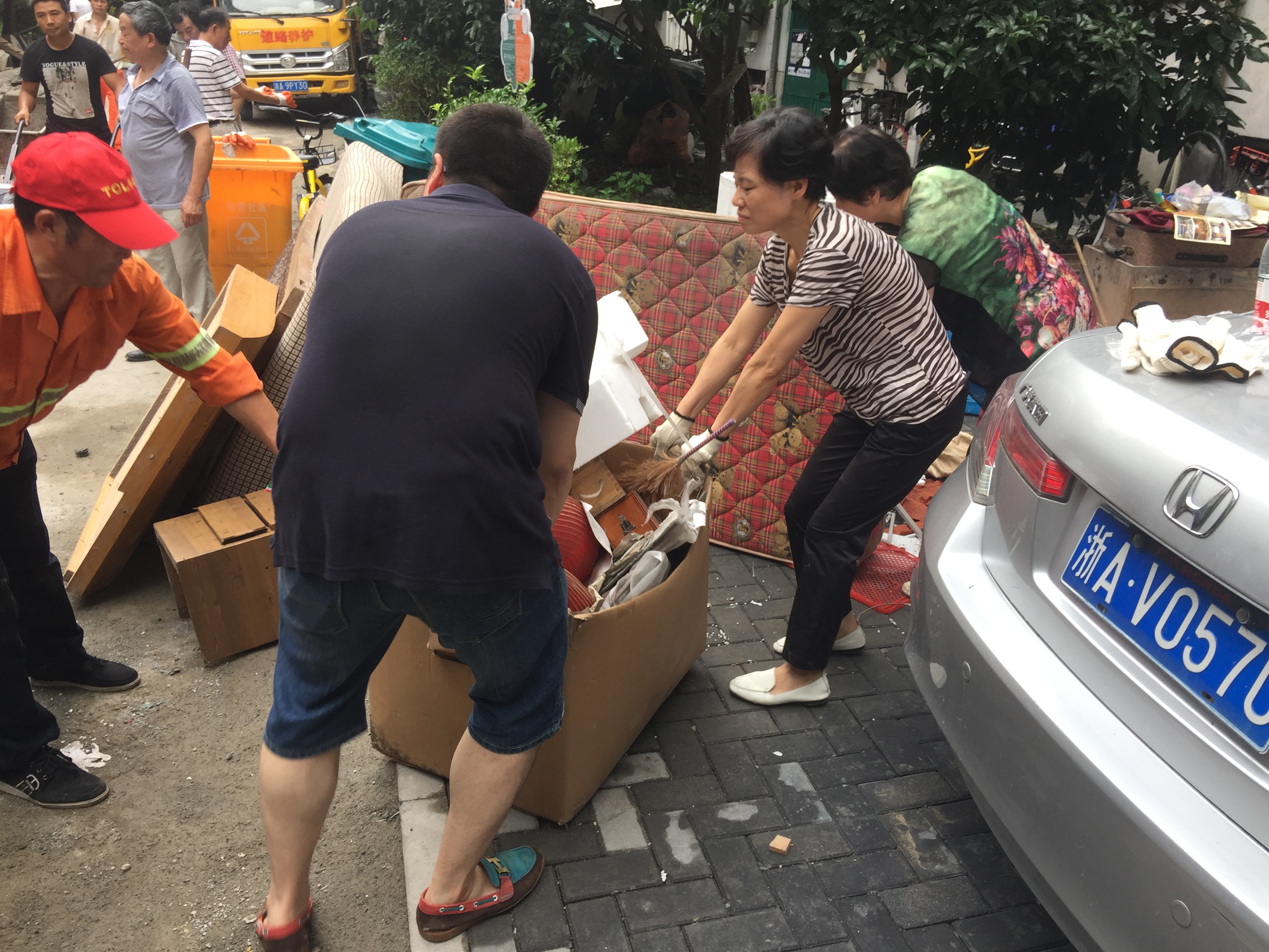 樓道黨員群眾清理庭院內(nèi)堆積物2.JPG
