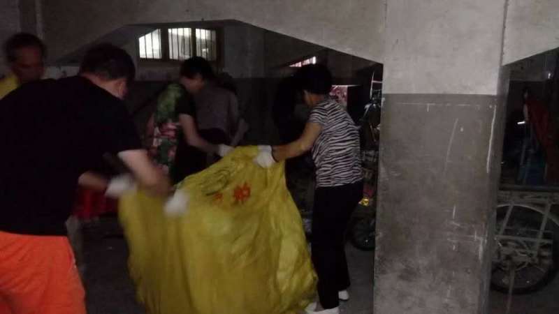樓道黨員群眾清理庭院內(nèi)堆積物3.JPG