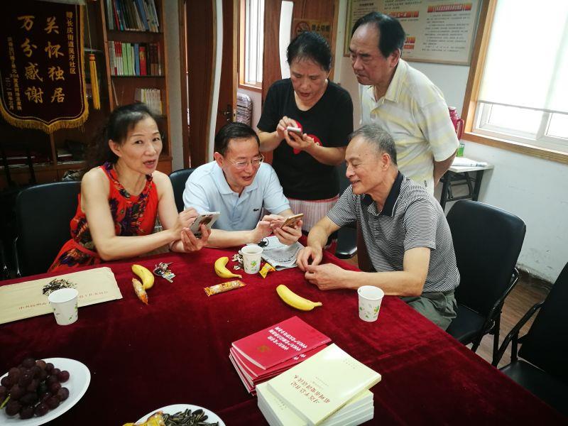 支部黨員對平臺的學習進行切磋互動.jpg