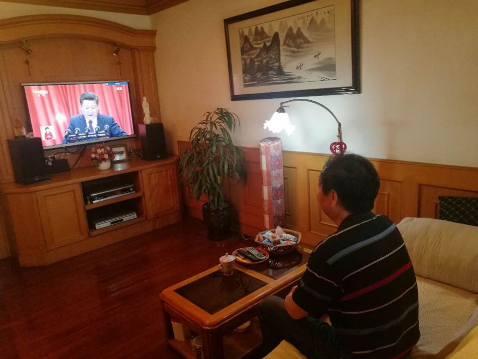 支部黨員在家中收看習近平總書記作的十九大報告.jpg