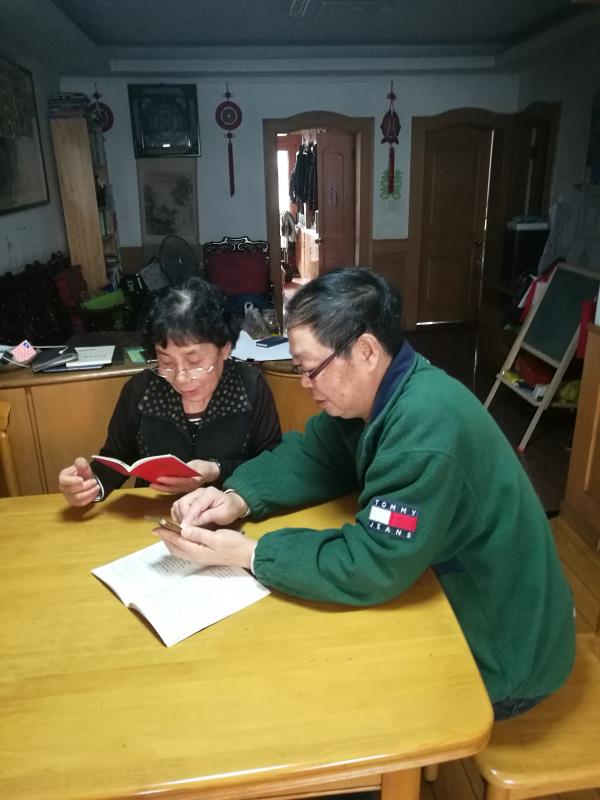 支部書記方培潭到黨員家中進行平臺學習指導.jpg
