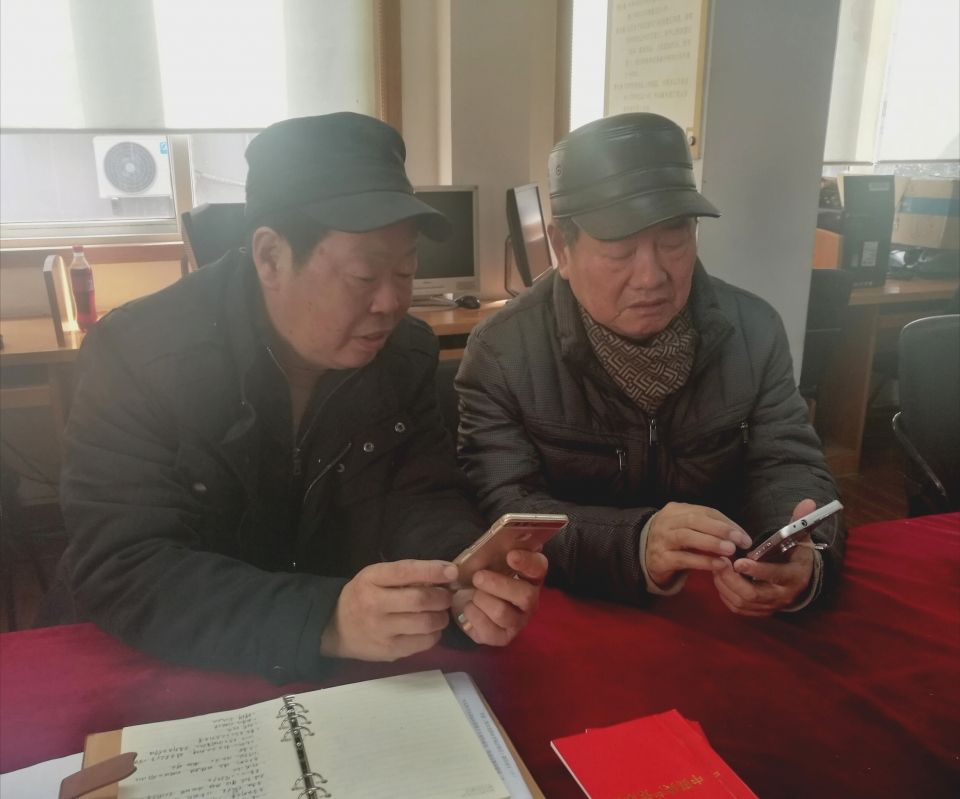 支部書記方培潭細心為黨員講解黨員學習平臺方法.jpg