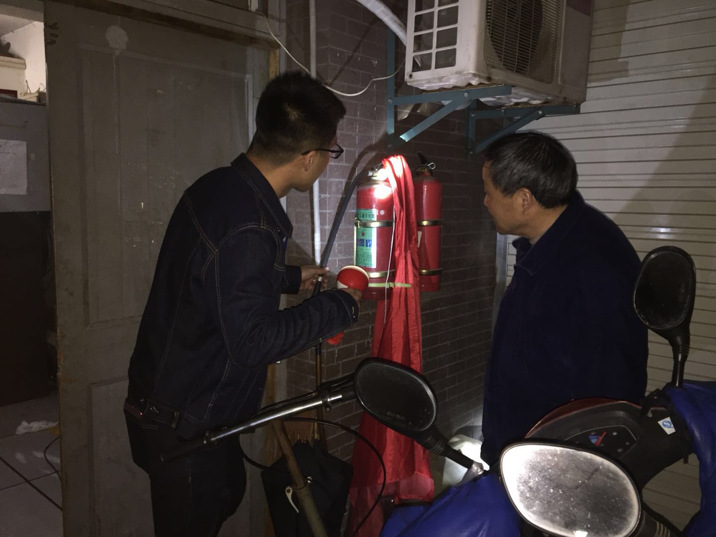 黨員夜間巡邏.jpg