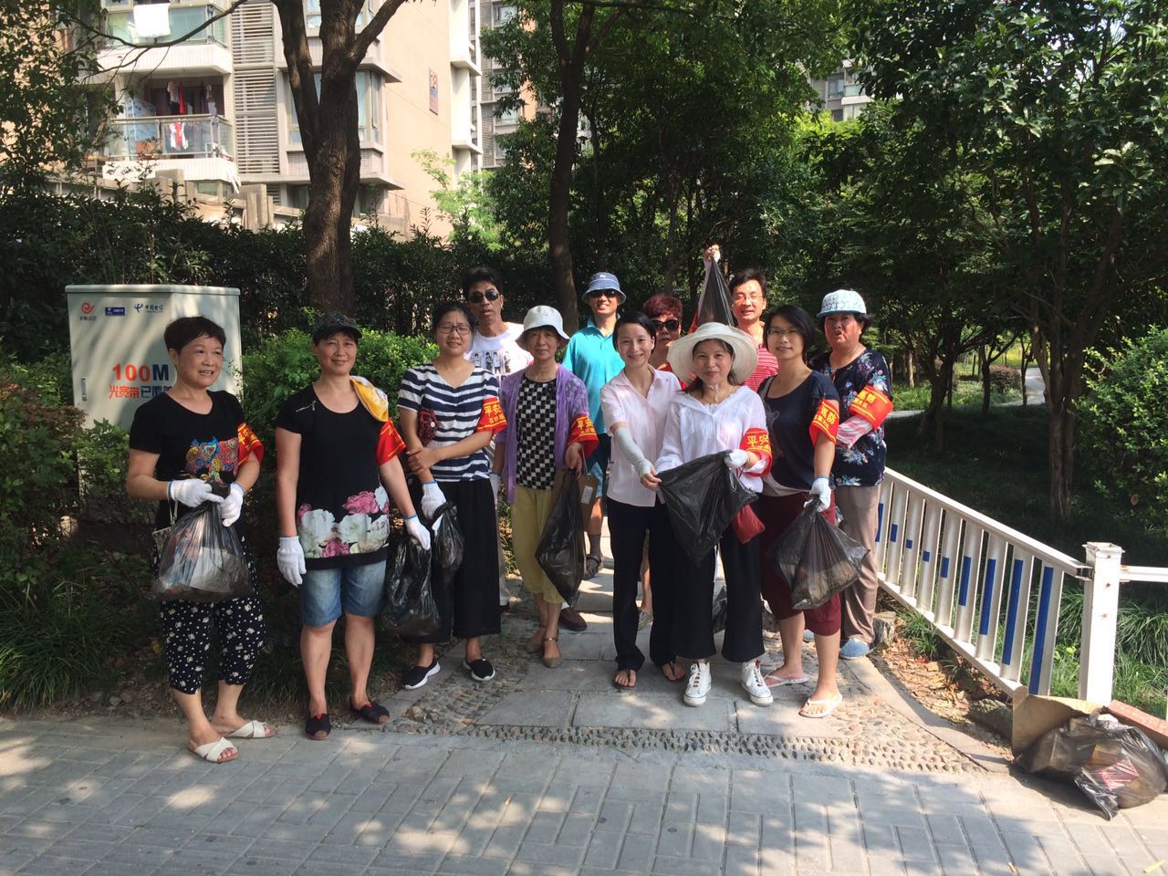 樺楓居二支部開展“清潔家園”活動(dòng).jpg