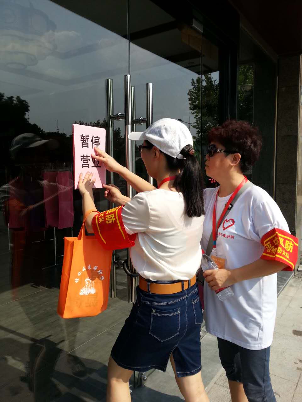 樺楓居二支部協(xié)助對沿街商鋪進(jìn)行整治.jpg