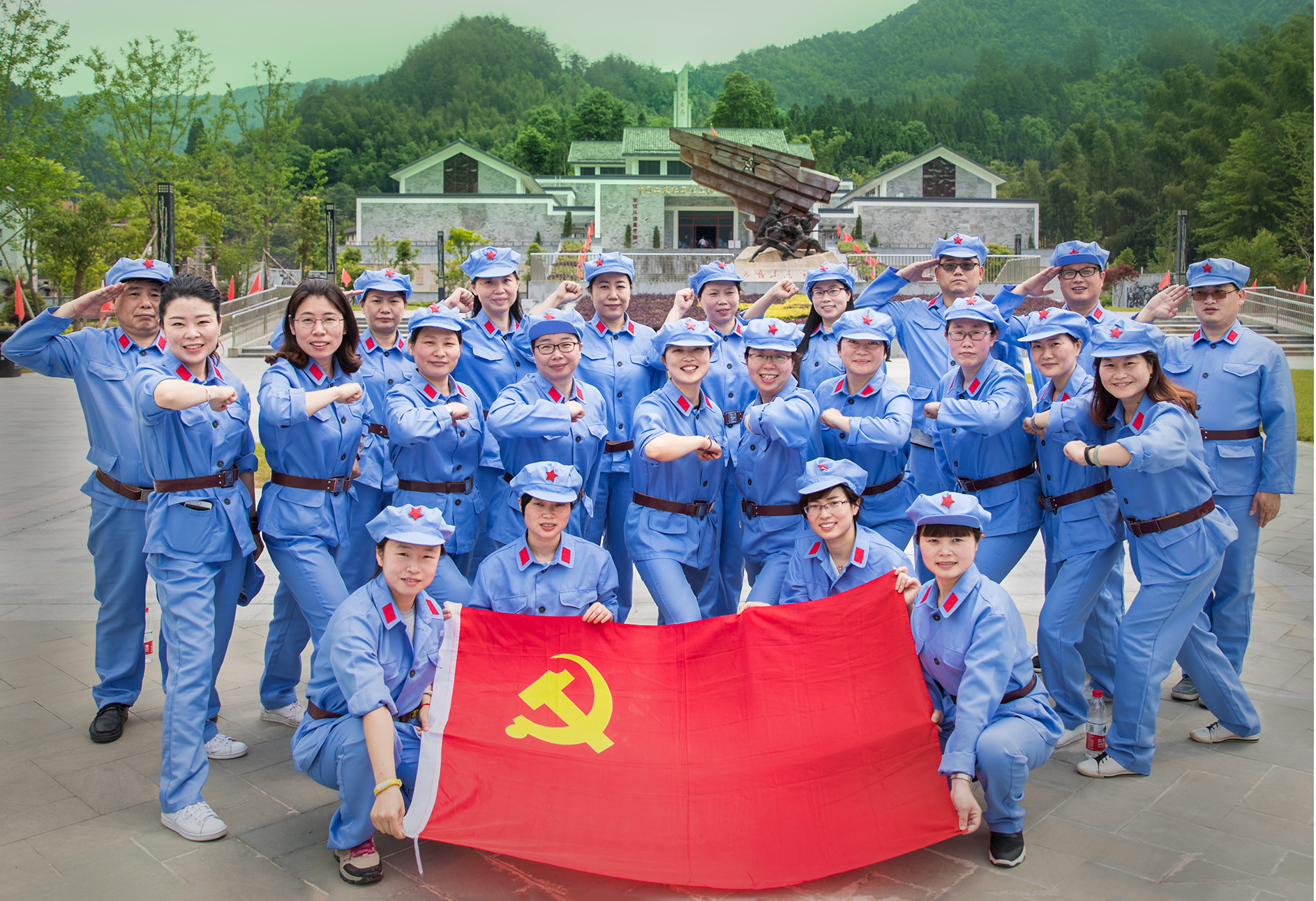 南星中心黨支部組織全體黨員赴淳安參觀學習。.JPG