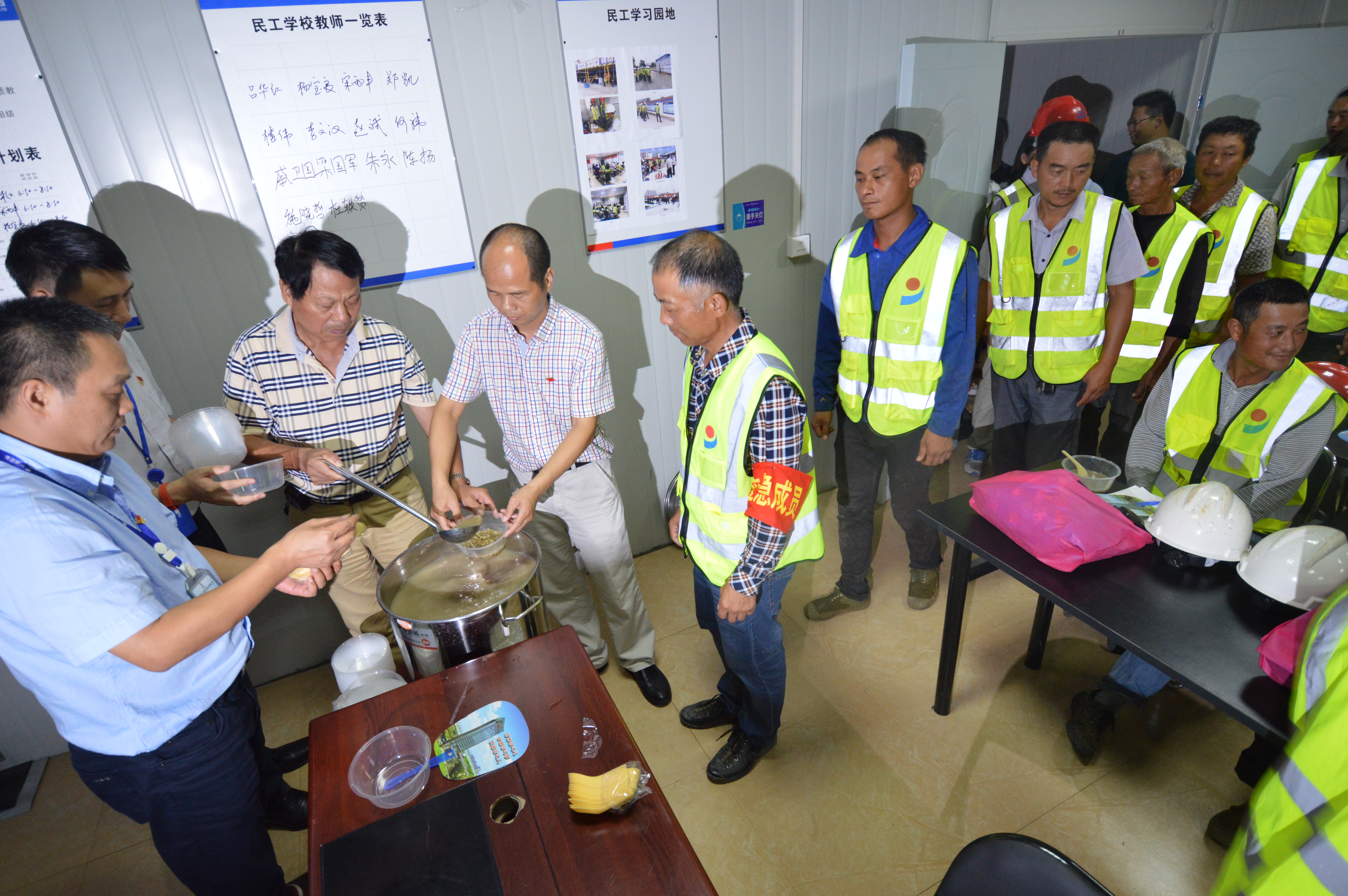 在望江安置房項目工地上，上城區(qū)住建局局黨委委員、區(qū)紀委派駐第六紀檢組組長朱國新（左4）為民工子弟送清涼。.JPG