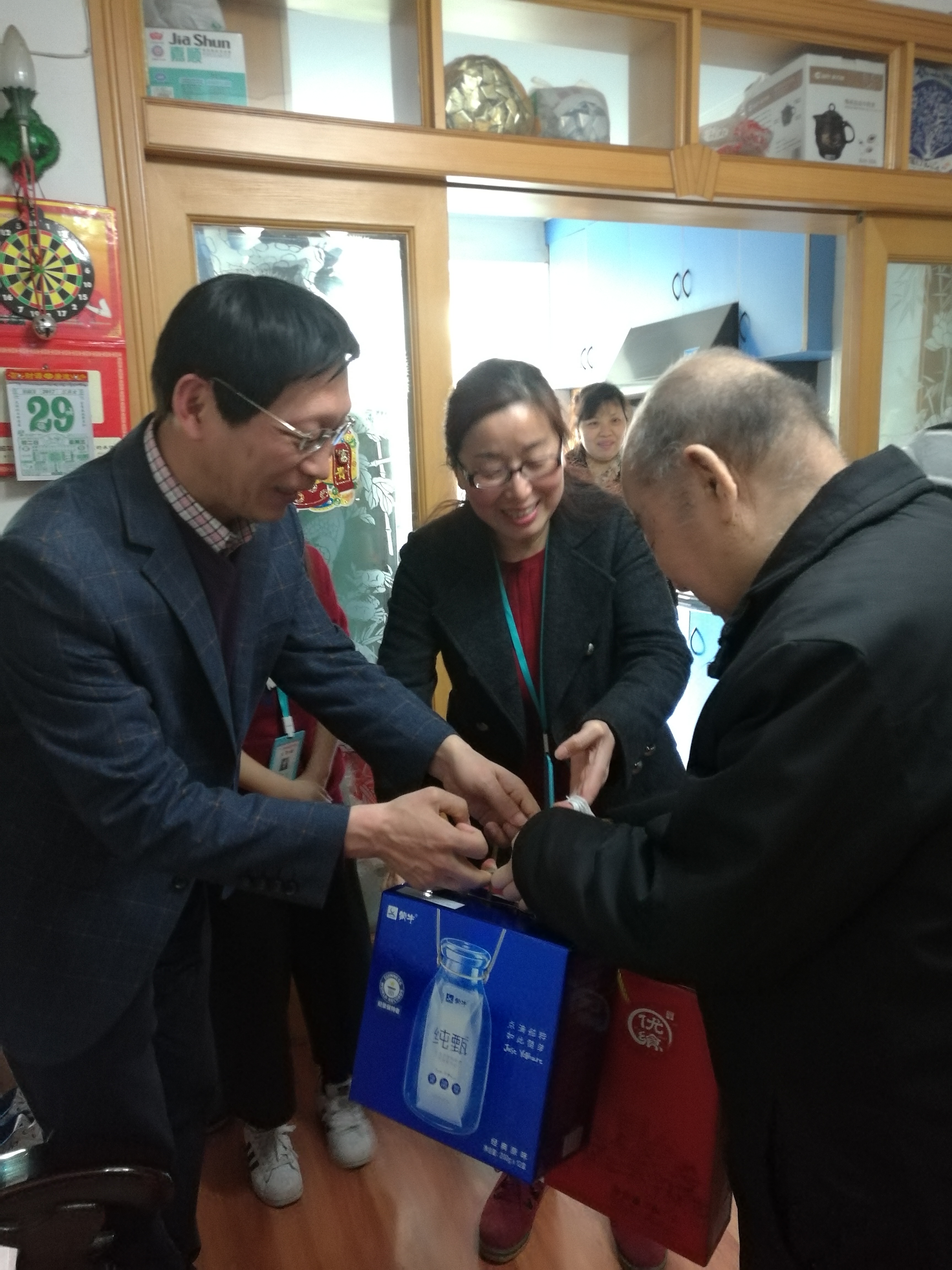 楊東局長走訪慰問紫花埠社區(qū)老黨員.jpg
