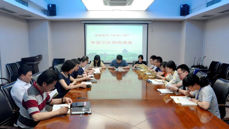 清波街道各支部抓住中午休息時間開展“午學30分鐘”自學，體現(xiàn)了黨員的認真態(tài)度和積極性.jpg