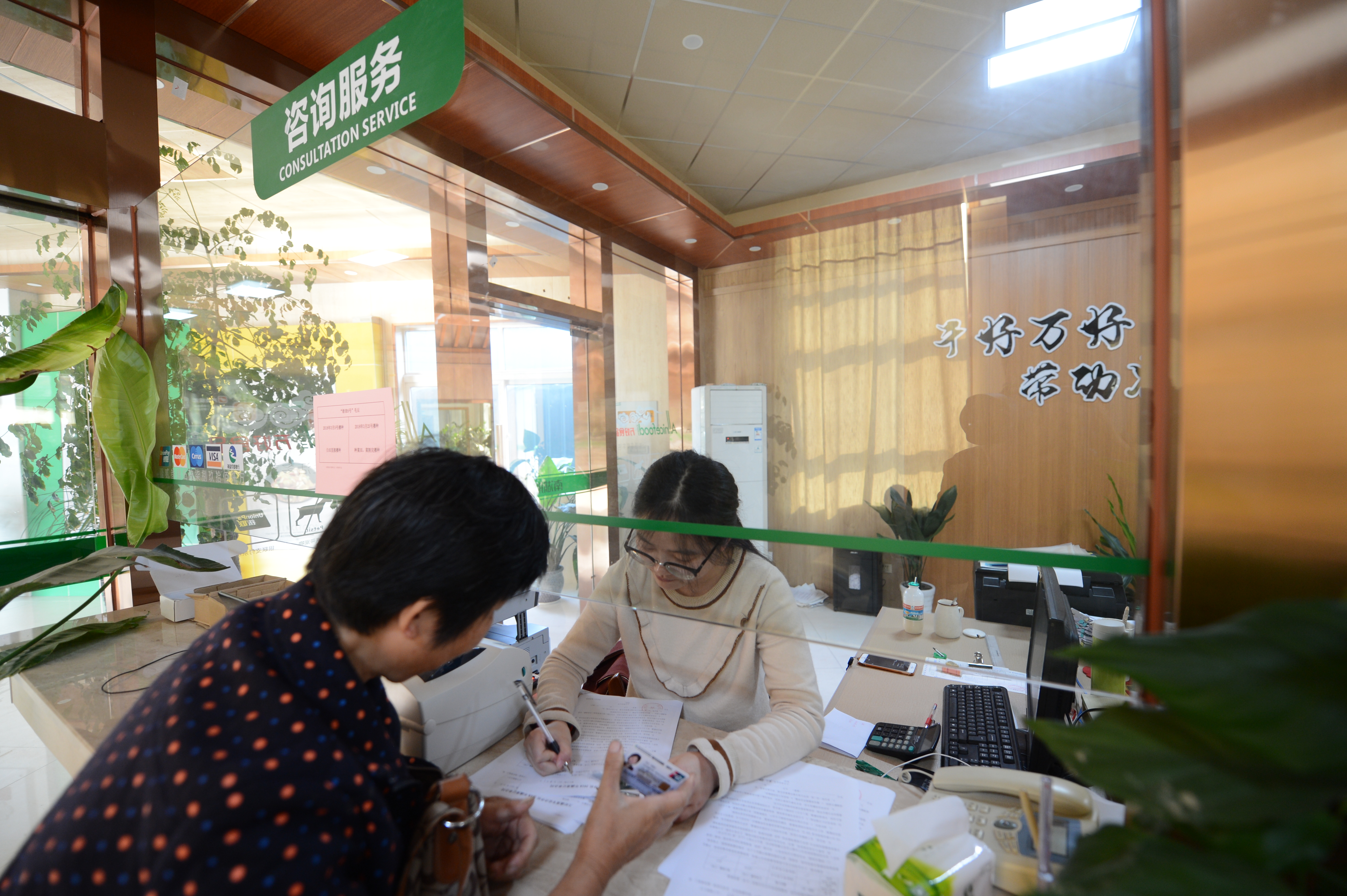 截至目前，合作社擁有社員1100多名，家庭農(nóng)場(chǎng)15個(gè)，流轉(zhuǎn)土地5000多畝，帶動(dòng)沈蕩鎮(zhèn)農(nóng)戶3000多戶。這是前來咨詢并簽約的農(nóng)戶。.JPG