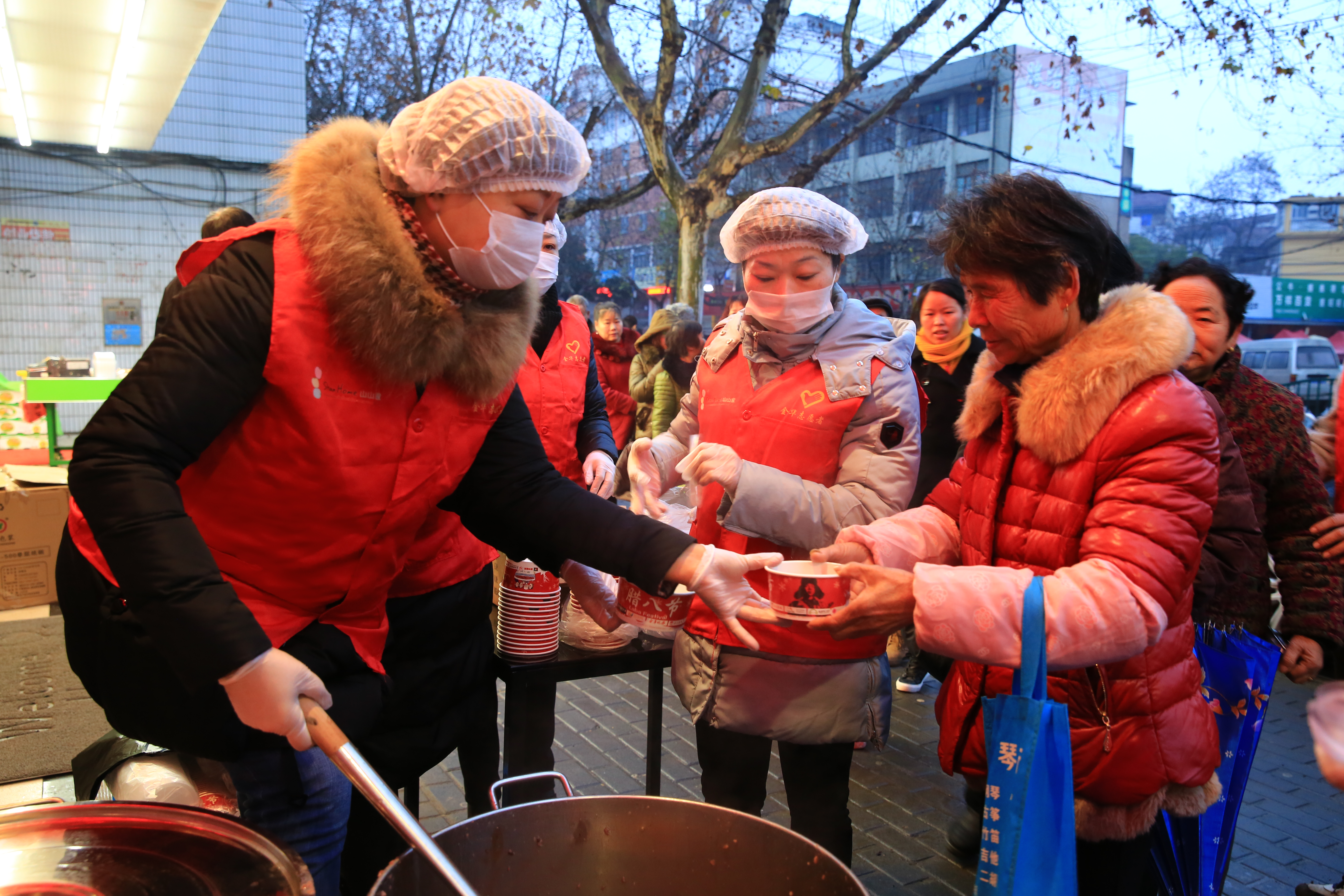 “婺州人·臘八情”大型施粥活動.JPG