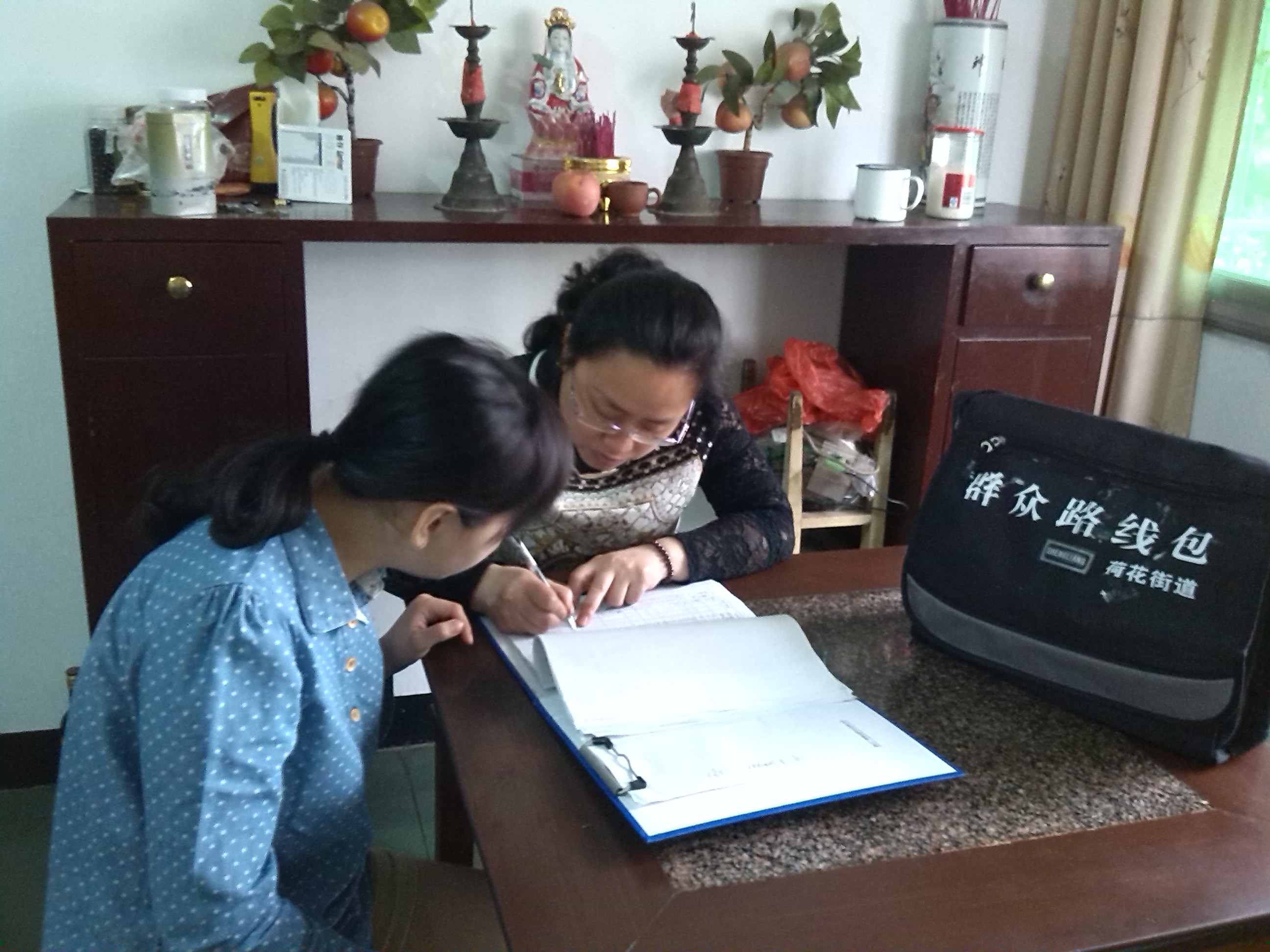 蘭花使者隨身攜帶“群眾路線包”走村入戶，掌握社情民意。.jpg