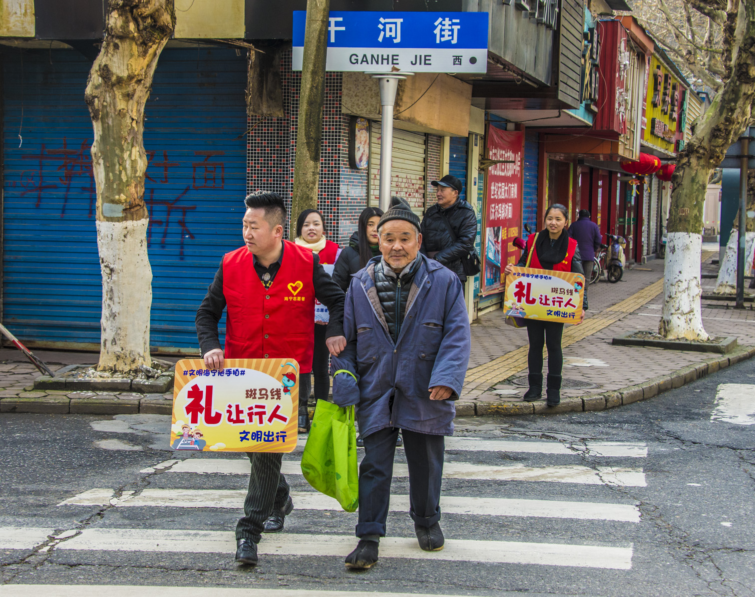 海寧愛心聯(lián)盟黨員志愿者在斑馬線進(jìn)行禮讓行人勸導(dǎo).jpg