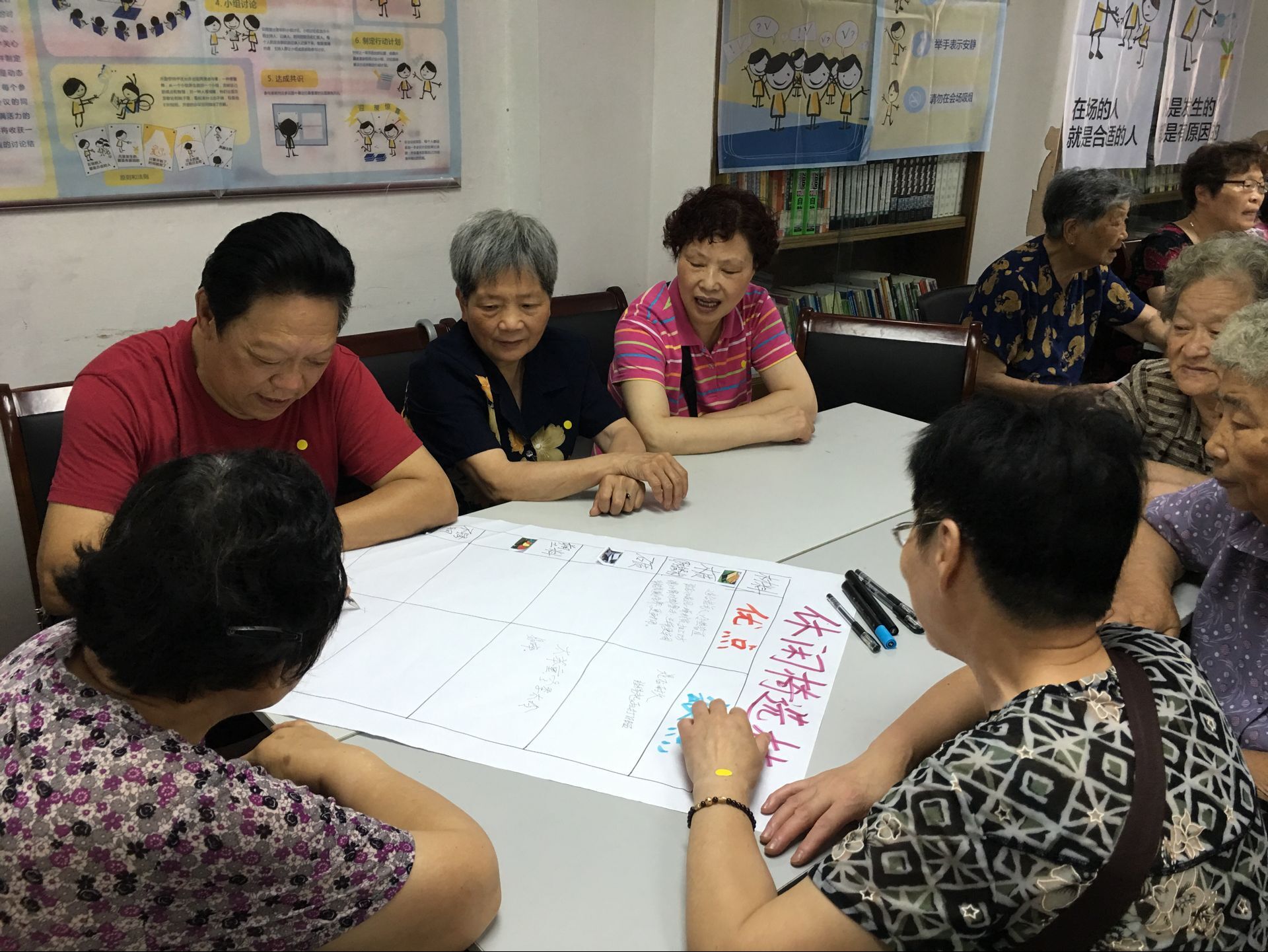 月湖街道太陽社區(qū)黨委開展公共座椅安放開放空間議事會(huì)主題黨日活動(dòng).jpg
