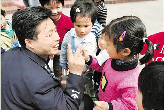 王法金與社區(qū)孩子們?cè)谝黄稹?png