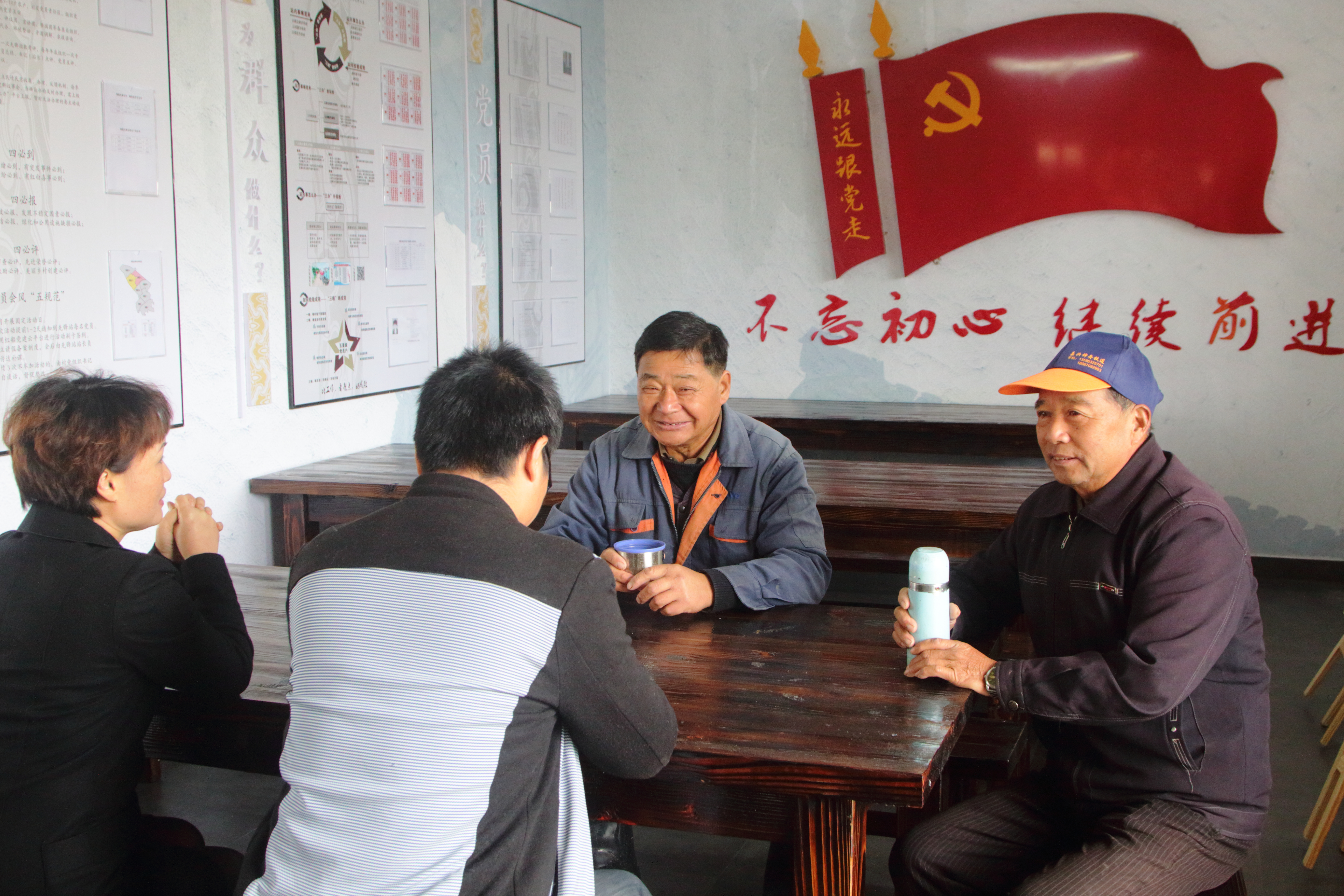 02平湖林埭鎮(zhèn)陳匠村清溪先鋒站黨員正在討論走訪收集到的問題.JPG