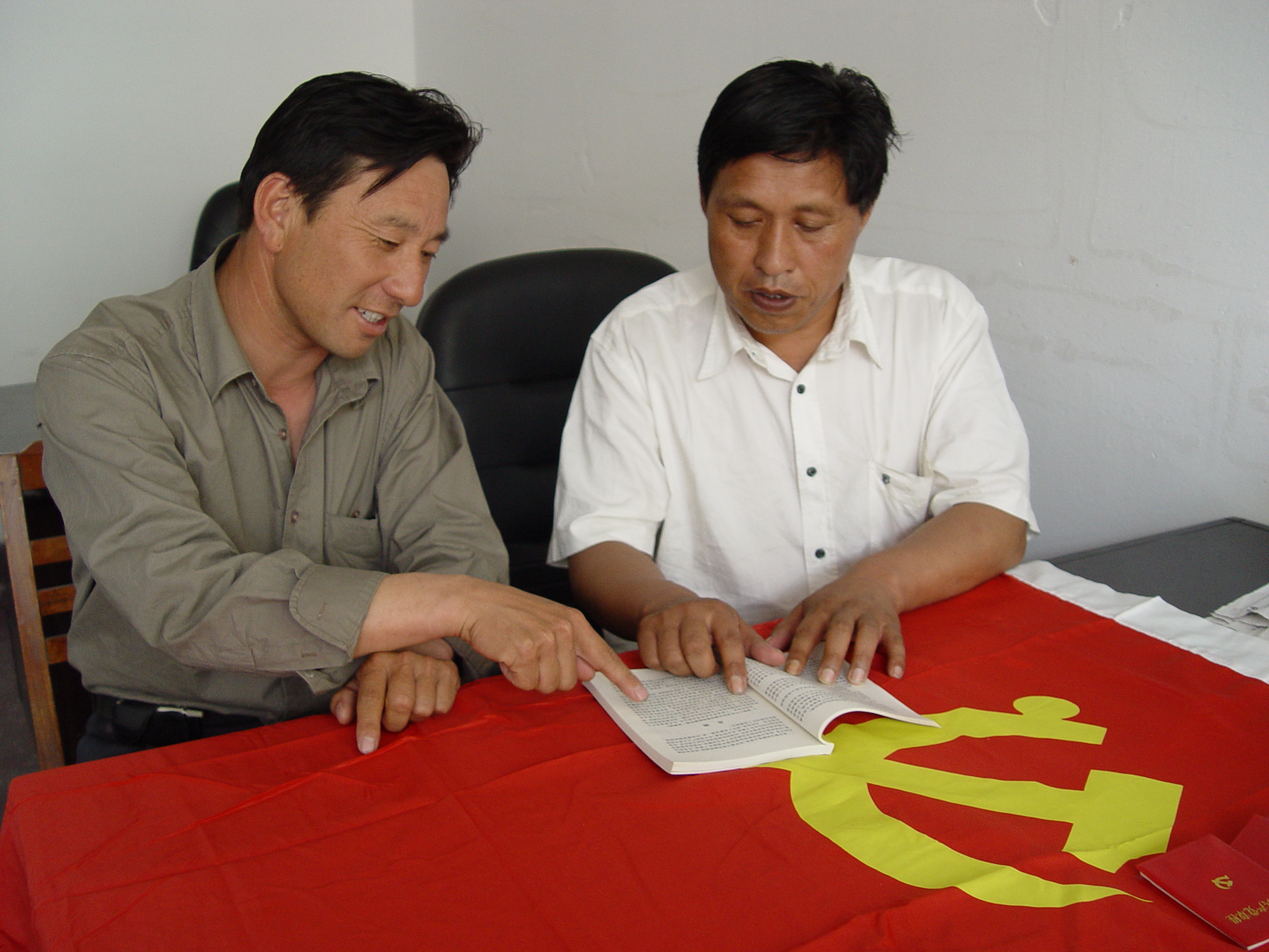 03浙江平湖安徽省淮南市謝家集區(qū)孤堆回族鄉(xiāng)駐新倉鎮(zhèn)流動黨支部書記李錦社書記在給新入黨的同志輔導學習黨章.JPG