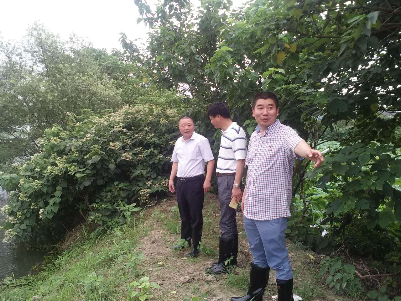 左一姚衛(wèi)泉防汛工作照.JPG