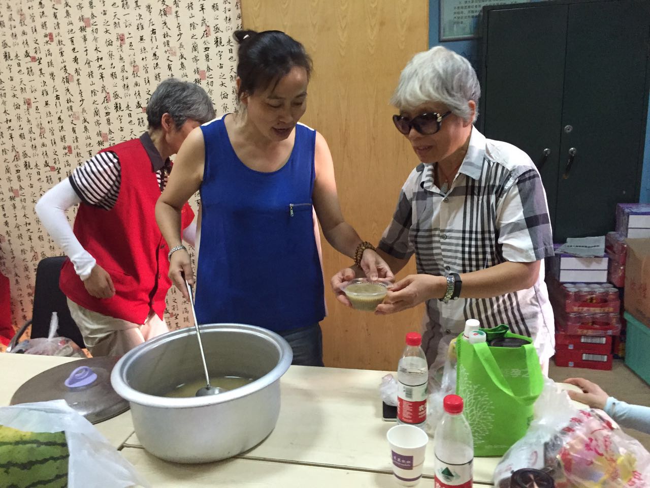 朱虹在慰問社區(qū)志愿者1.jpg
