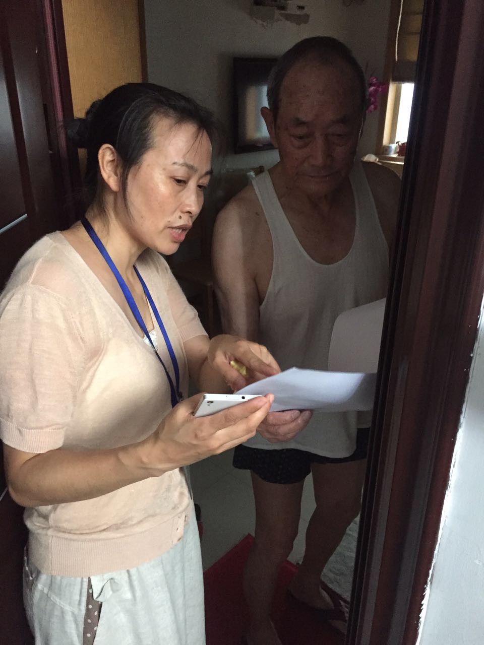在服務(wù)保障峰會期間，朱虹挨家挨戶走訪居民進行基礎(chǔ)信息排查工作。.jpg