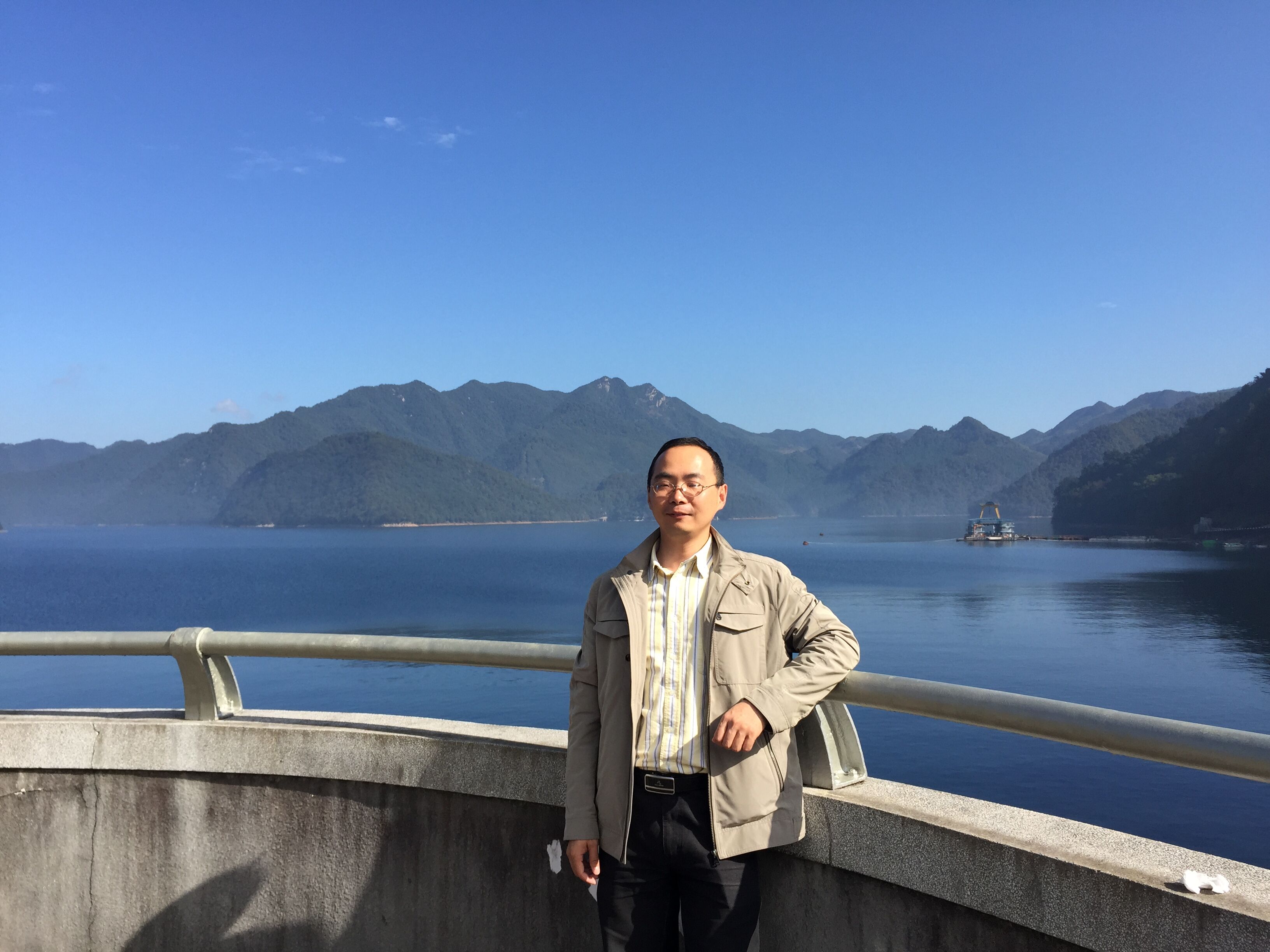 杭州市環(huán)境信息中心黨支部書記、主任（現(xiàn)掛職杭州市五水共治領(lǐng)導(dǎo)小組辦公室河長組組長）.jpg