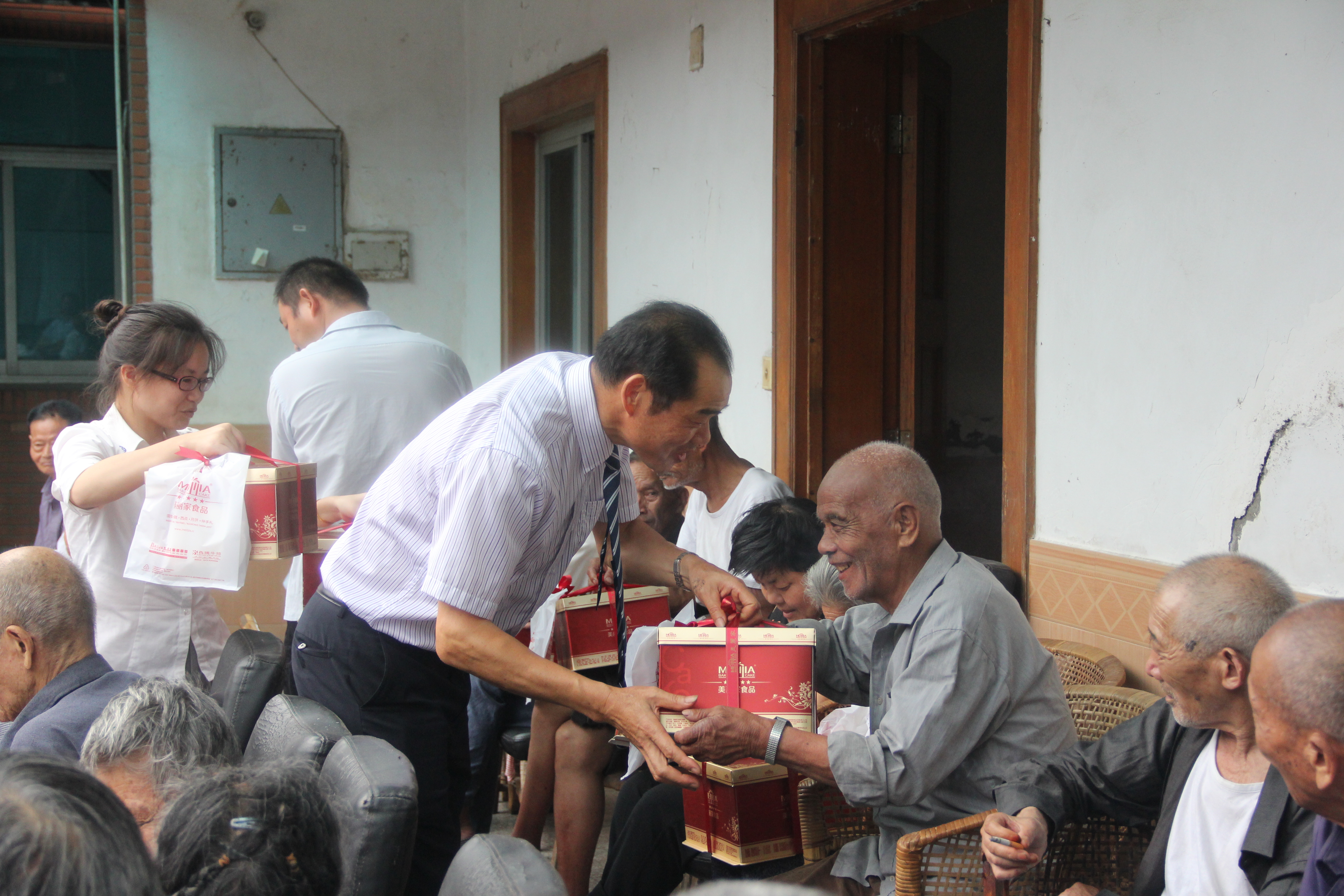 重陽節(jié)慰問敬老院.JPG