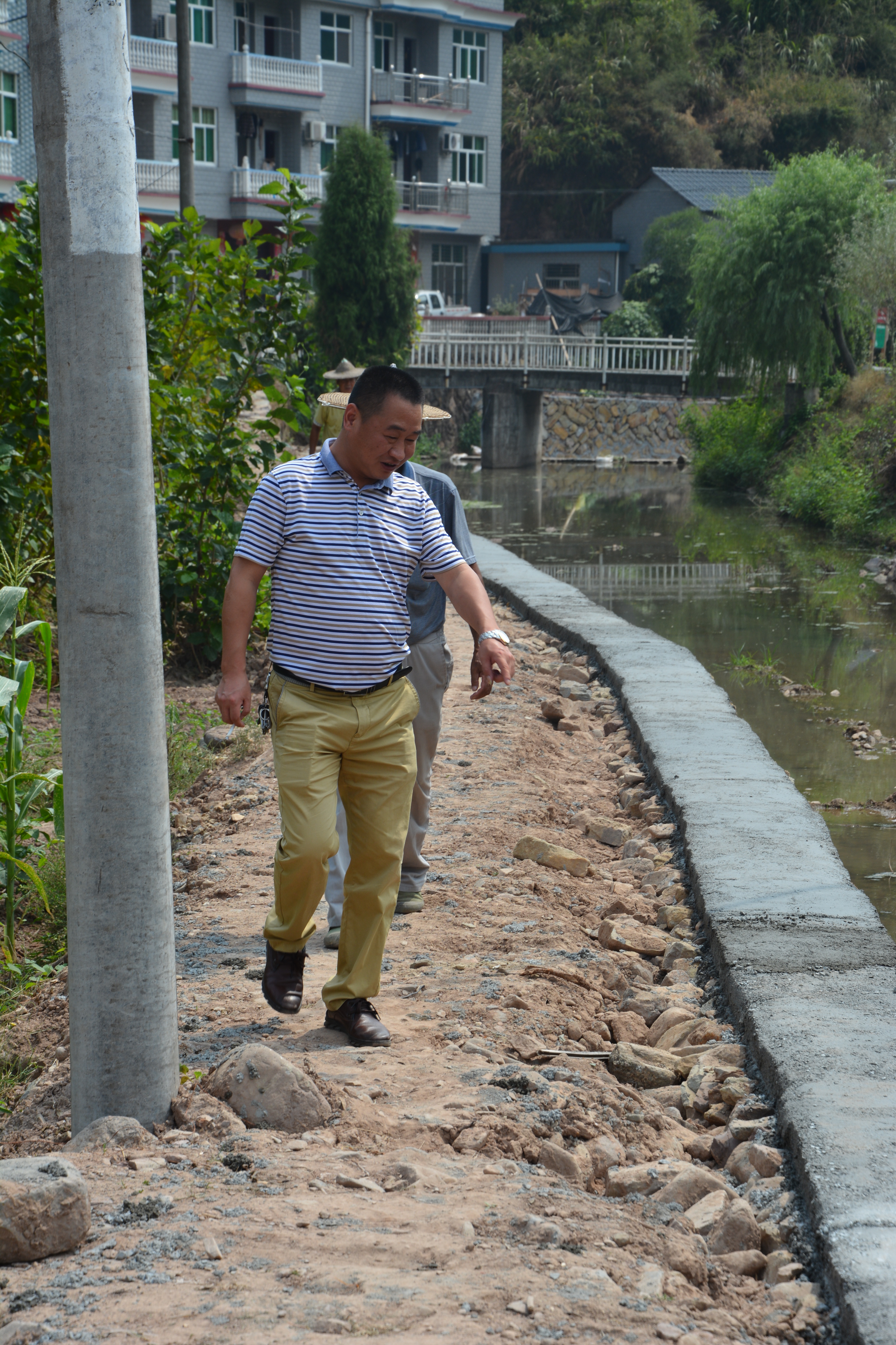 童顯明檢查村里河道整治項目工程質(zhì)量.JPG