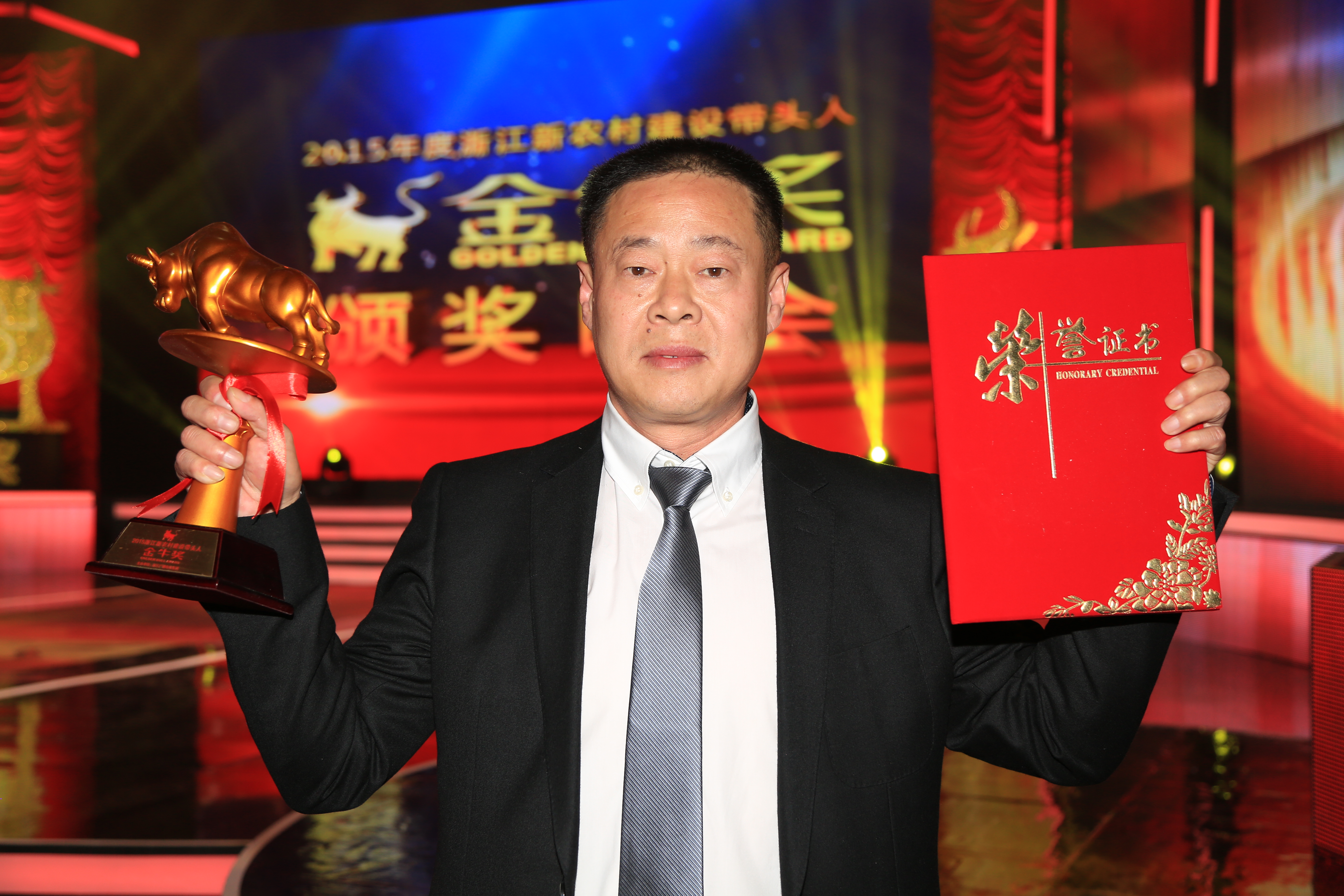 桐廬縣江南鎮(zhèn)環(huán)溪村黨委書記 周忠平.JPG