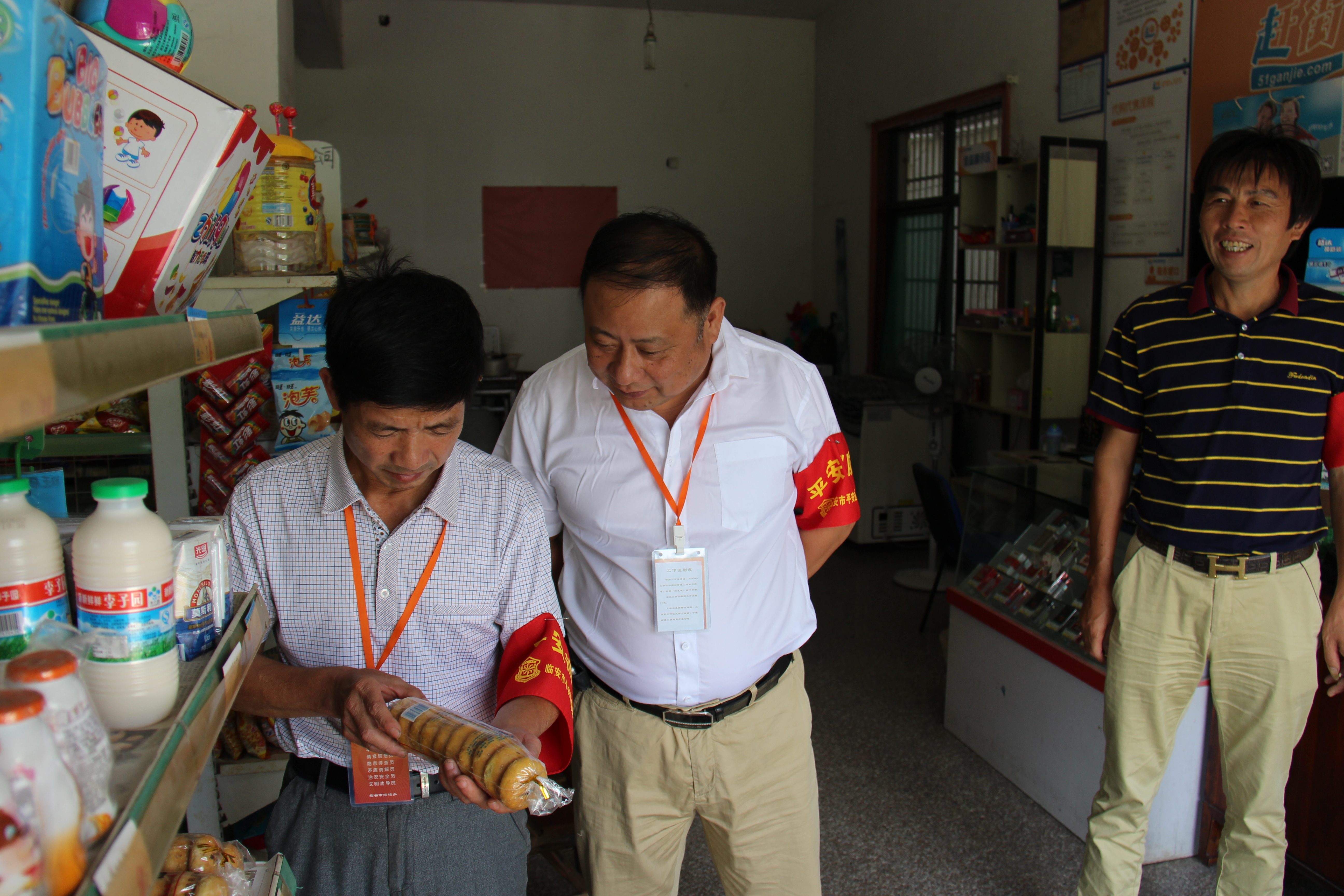 去村小店，查看食品安全.JPG