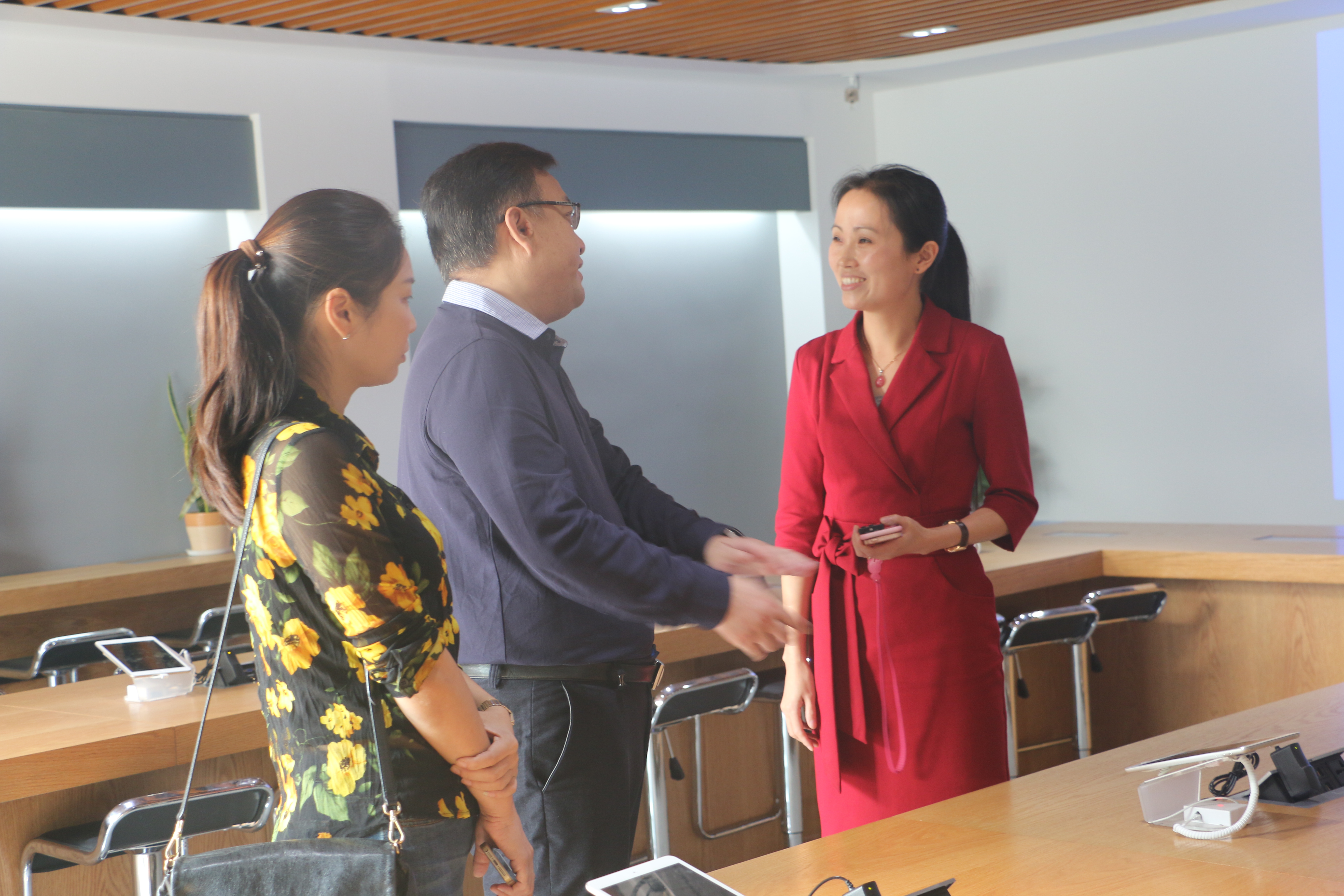 為湖南省湘潭高新區(qū)一行介紹智慧社區(qū)工作.JPG