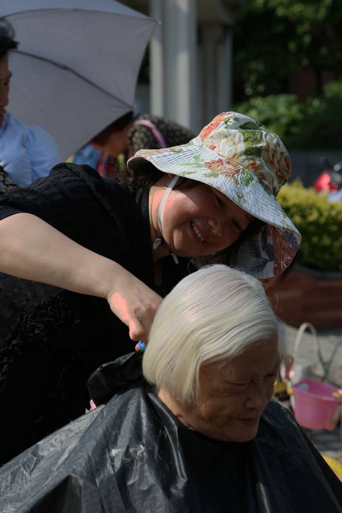 為老人理發(fā).jpg
