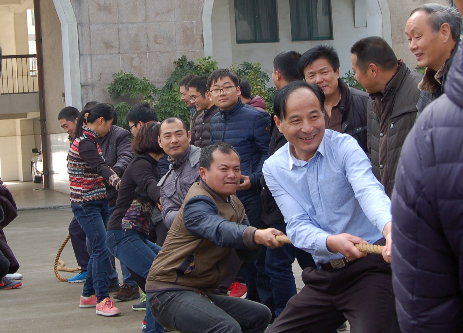 沈漢忠?guī)ьI(lǐng)村干部參加農(nóng)民運(yùn)動(dòng)會(huì).JPG