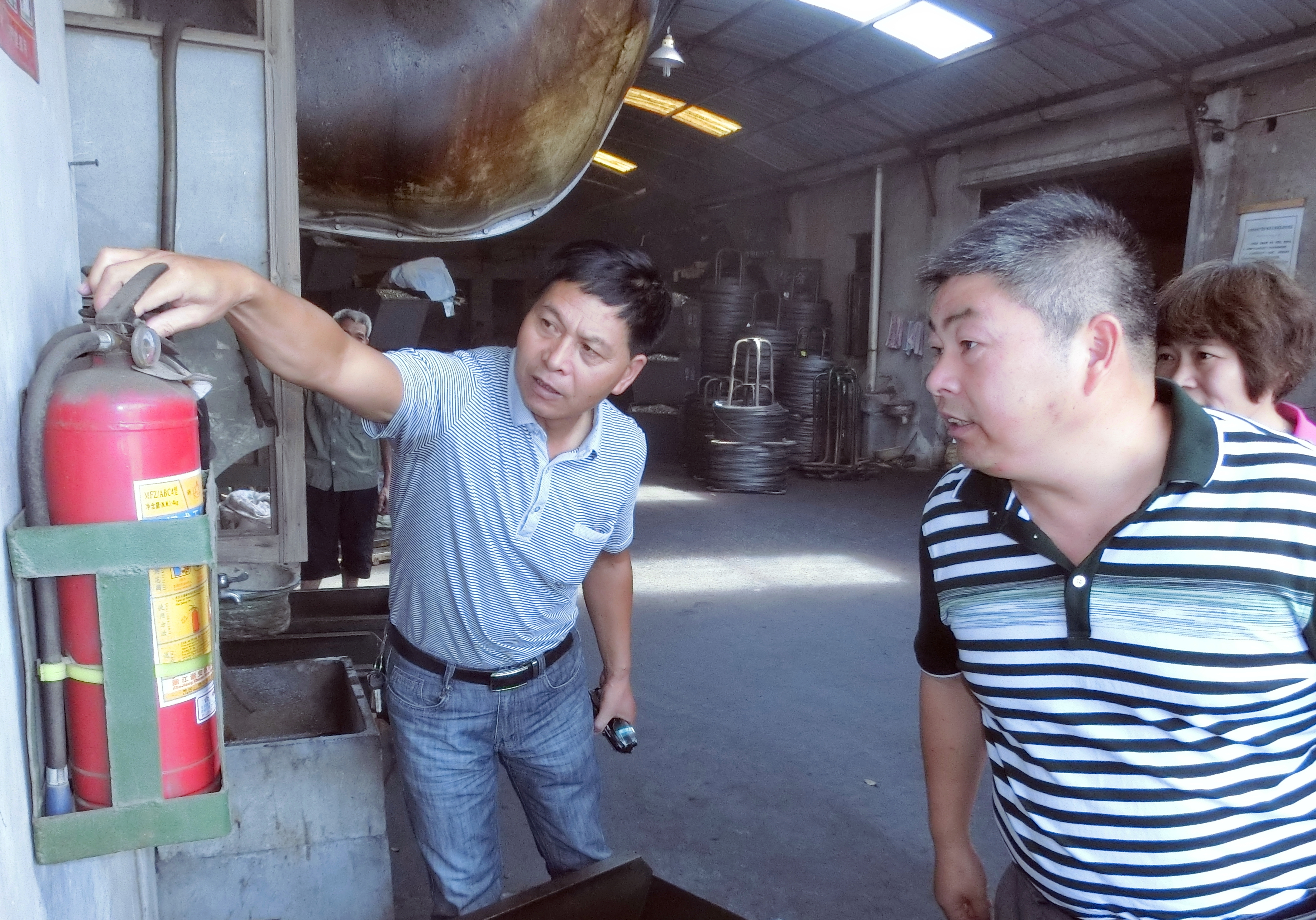 朱火明對(duì)企業(yè)開(kāi)展安全生產(chǎn)檢查.JPG