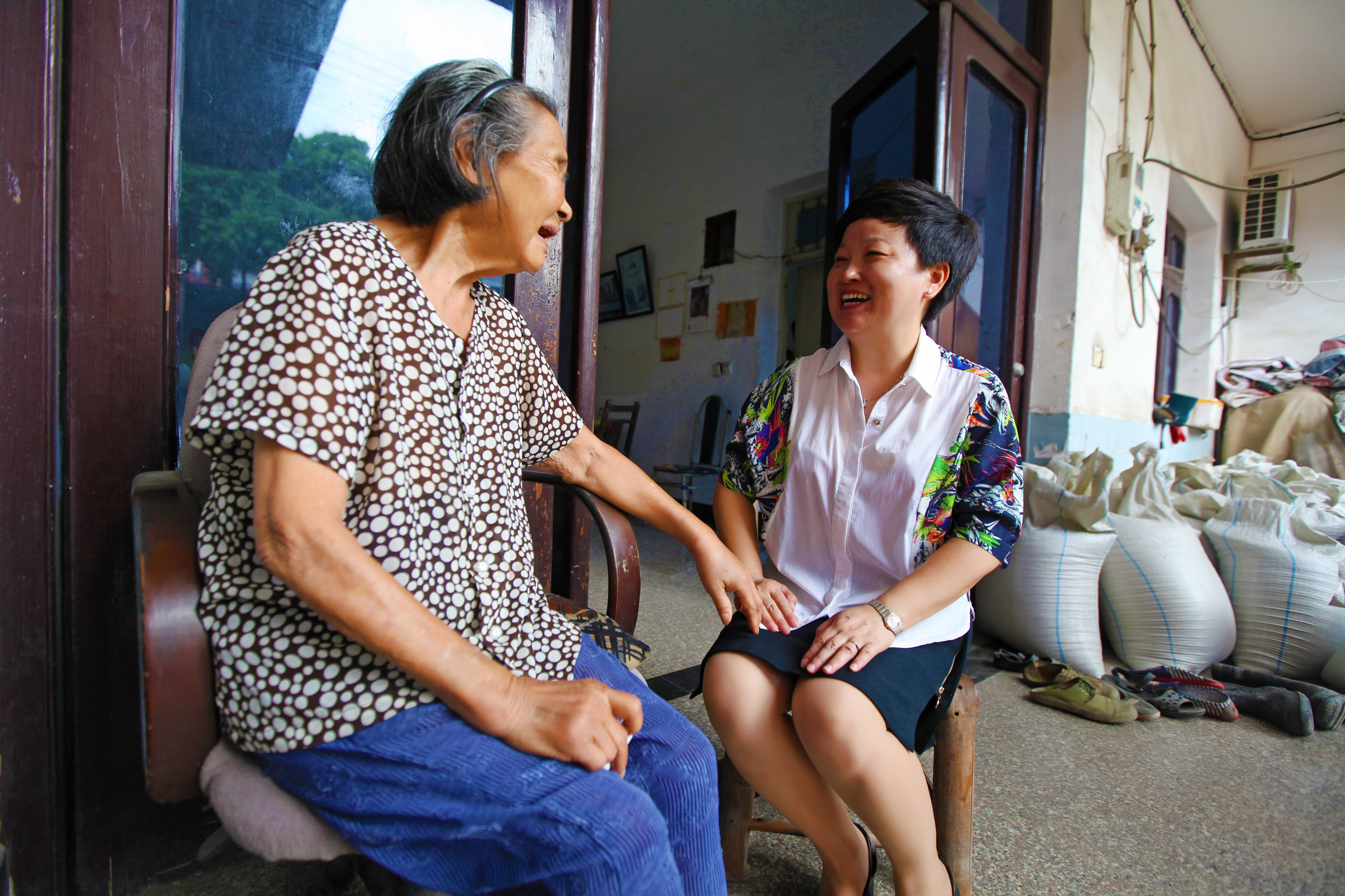 和老人話家常.jpg