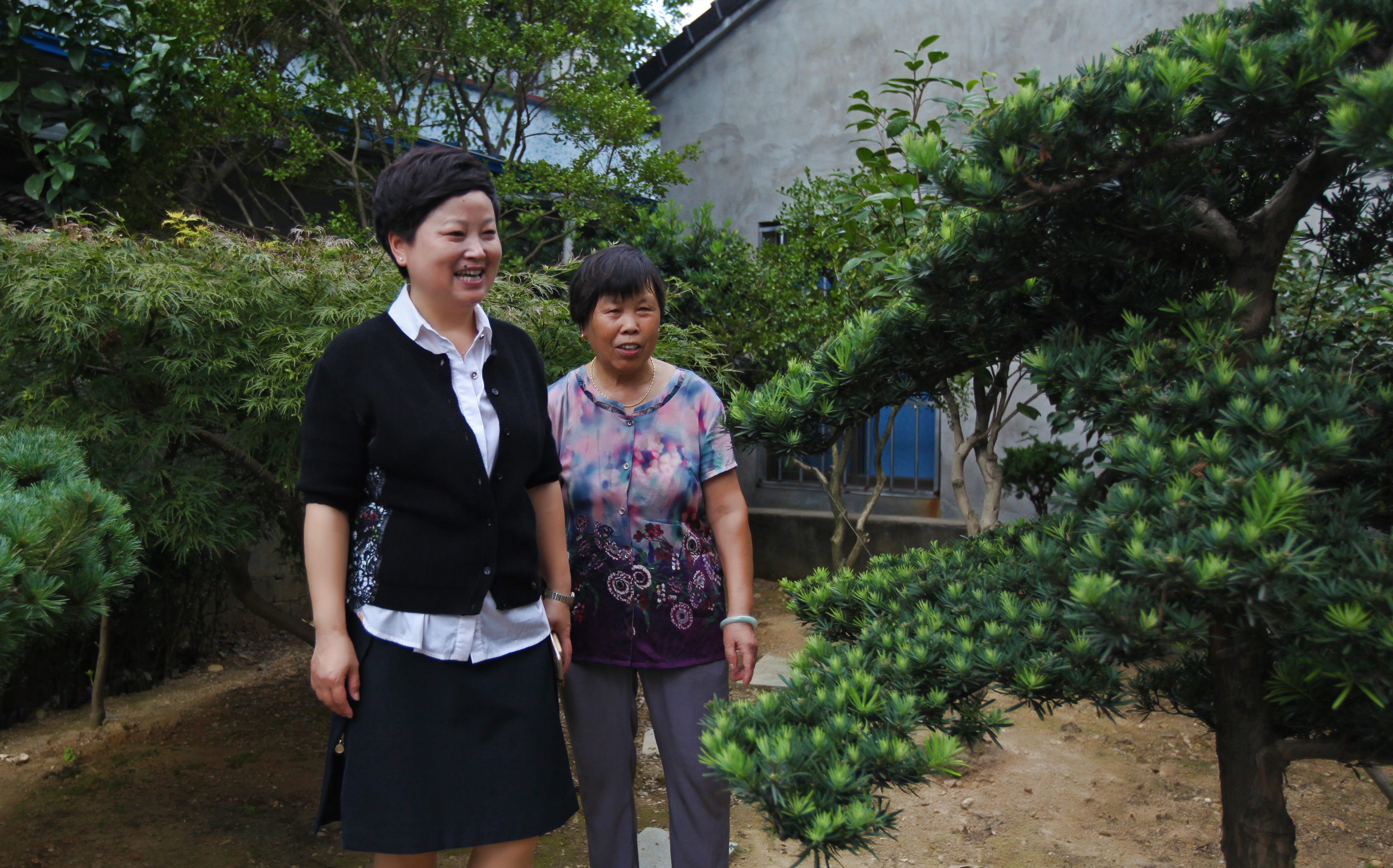 與村民一起逛整治后的庭院2.jpg