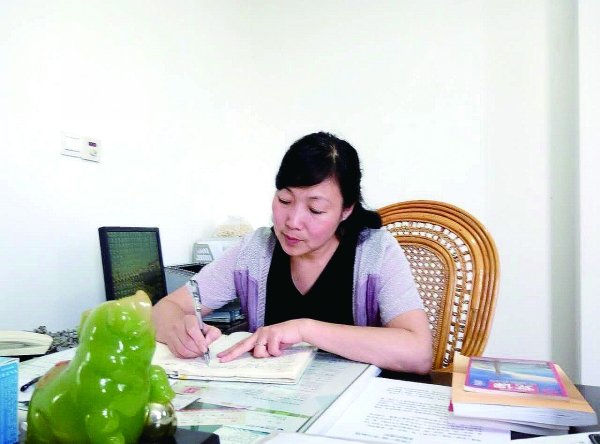 1.唐蓉蓉用耐心和細(xì)心記錄著群眾冷暖.jpg