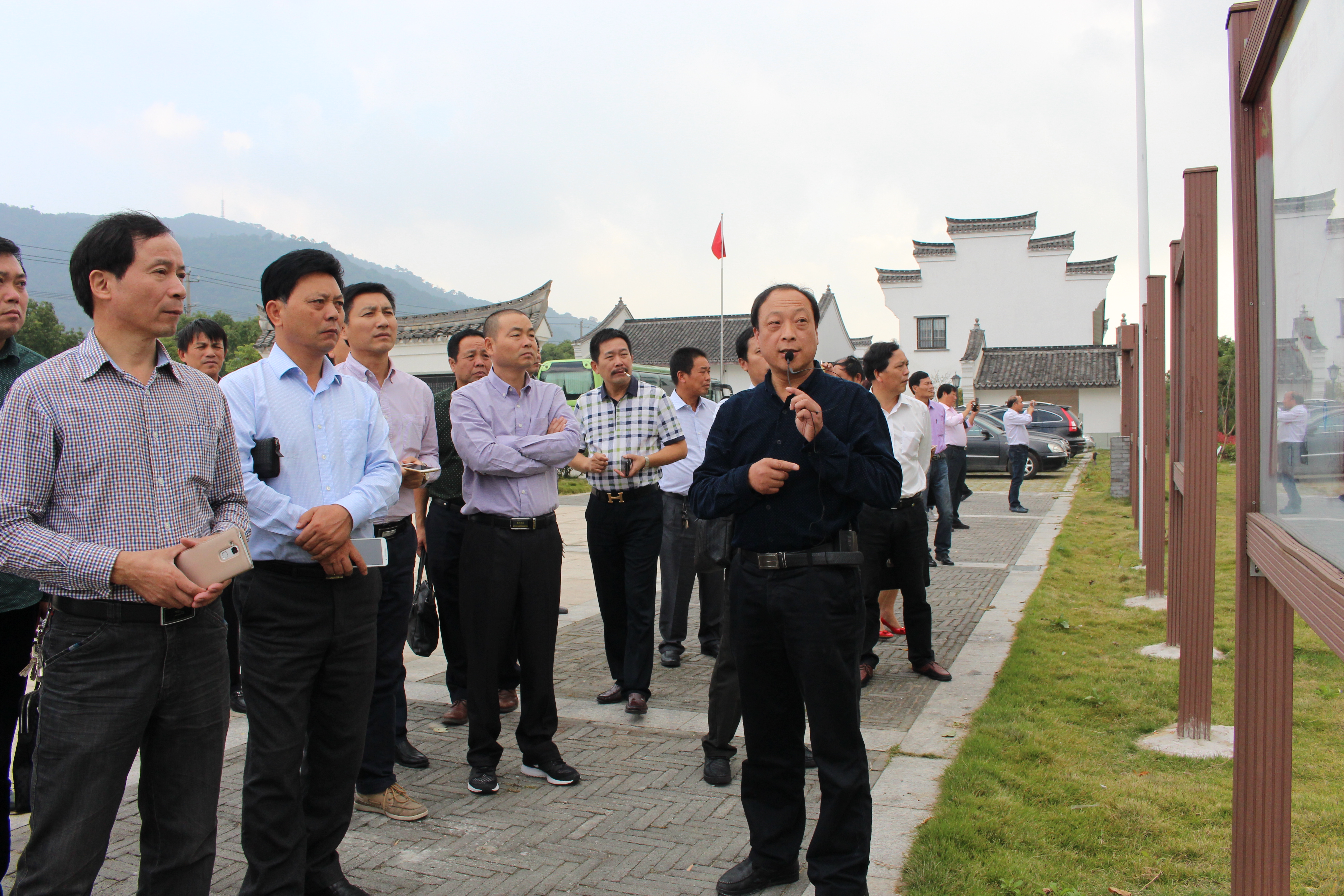 1022市委黨校基層書記培訓(xùn)班到鞍山村參加開放式組織生活——聽取鞍山黨建工作經(jīng)驗(yàn).jpg