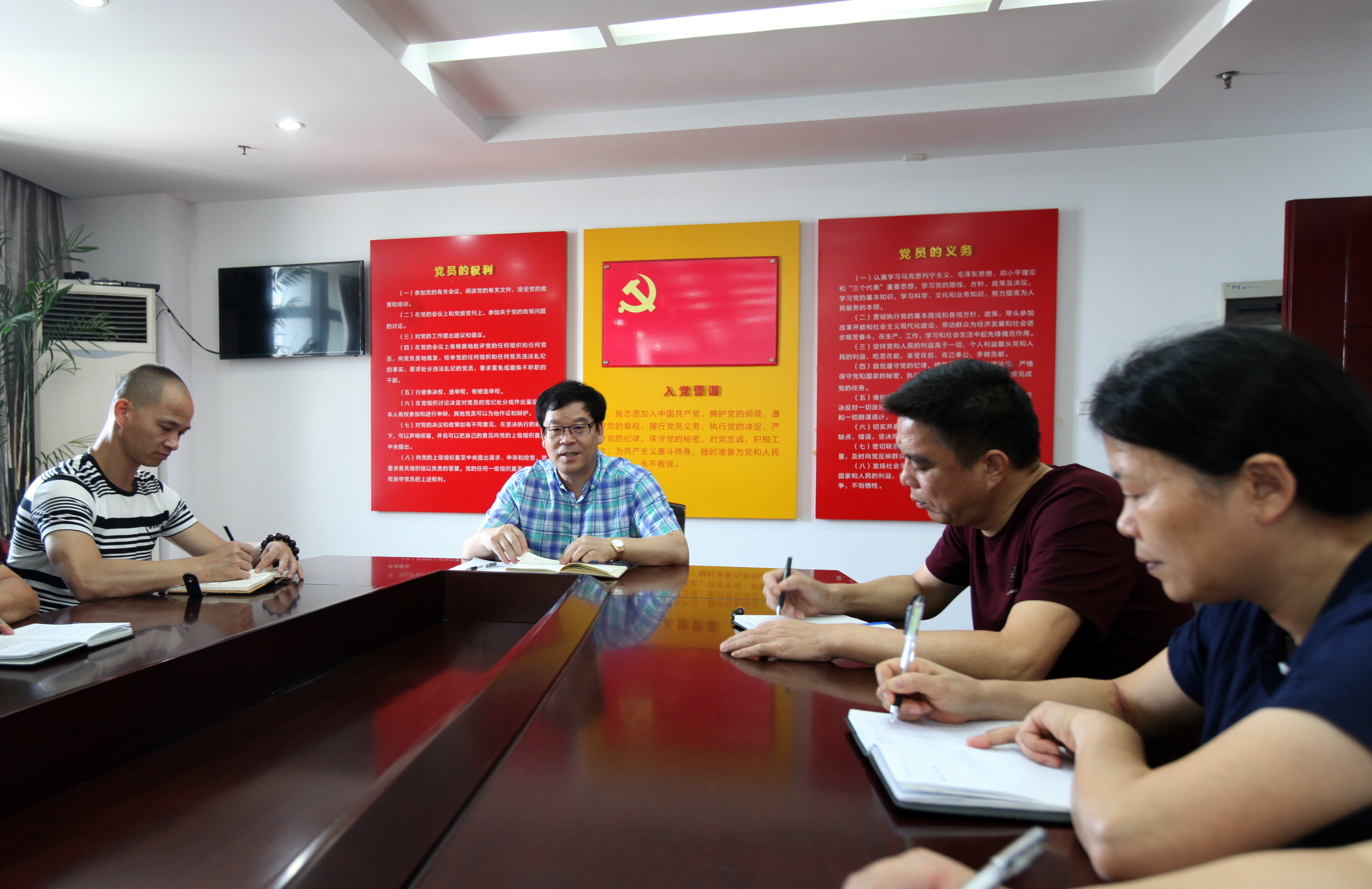 每周半個小時的“偉明時間”，李偉明與社區(qū)黨員進行“面對面”互動，吸納建設性意見建議。.jpg
