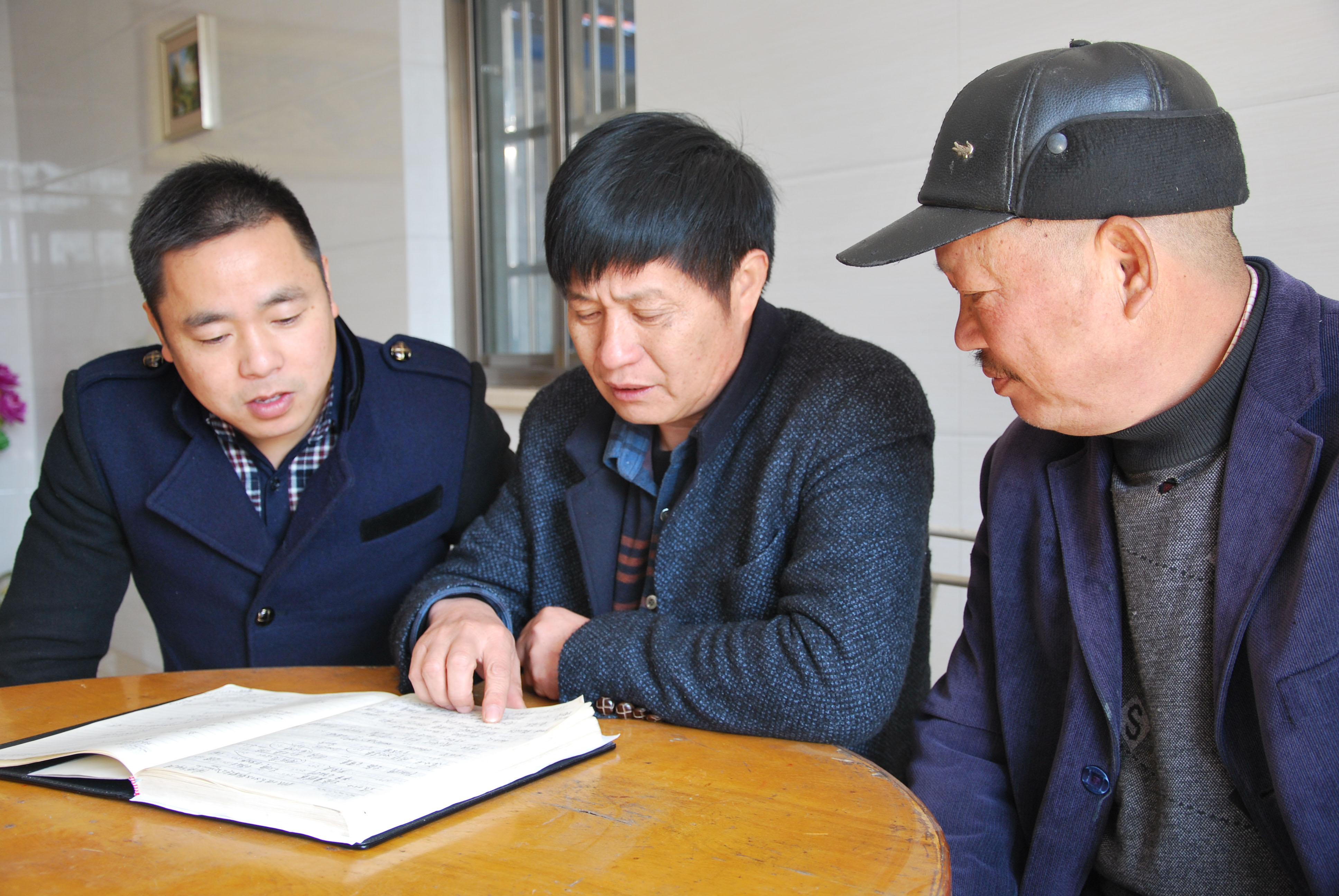 2.老百姓的意見建議黃寶康都一一記在筆記本上，然后一件件去解決或落實.jpg