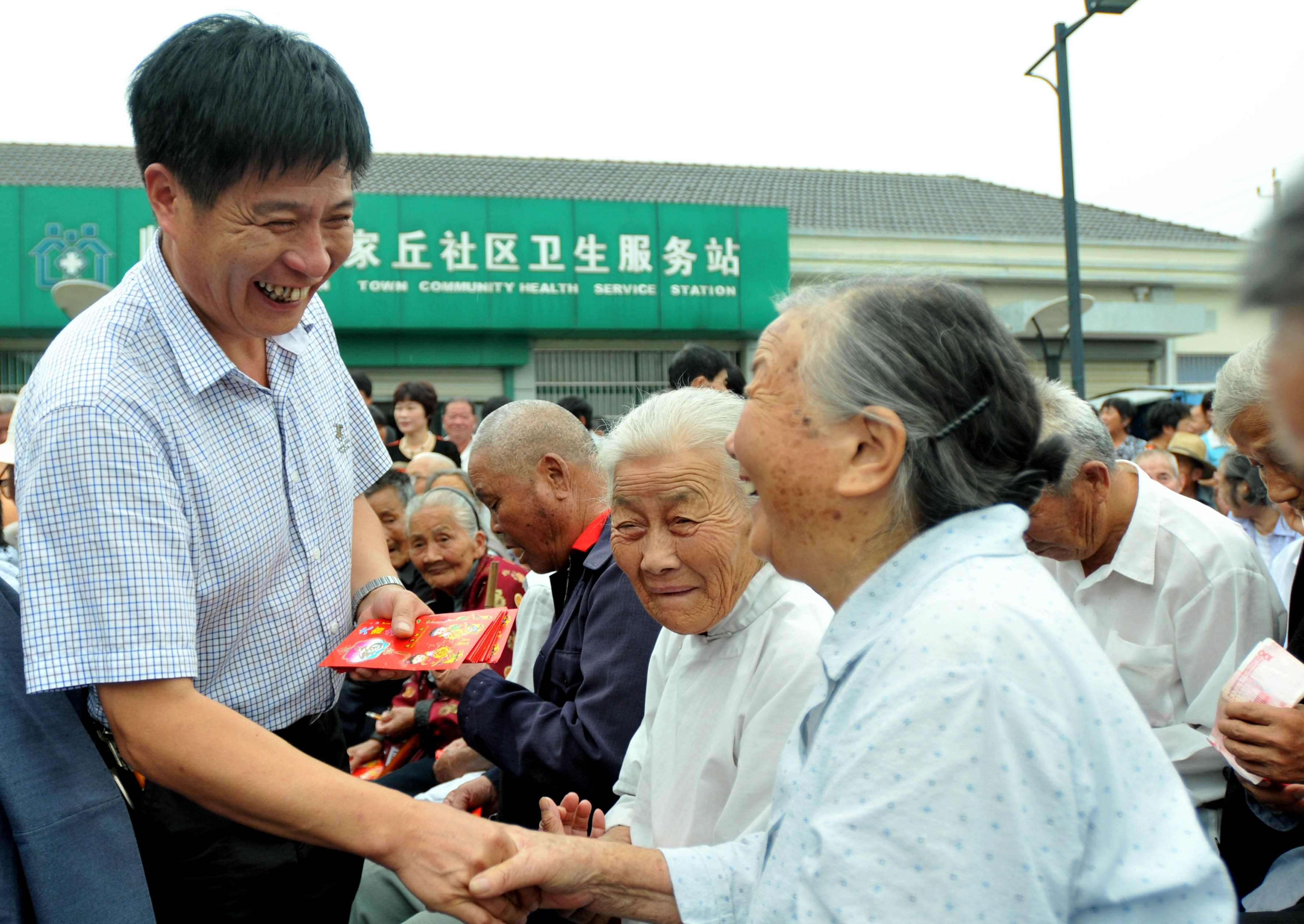 3.黃寶康長(zhǎng)期堅(jiān)持“道德立村”，村里通過(guò)關(guān)愛老人向村民傳遞向上向善的正能量.jpg