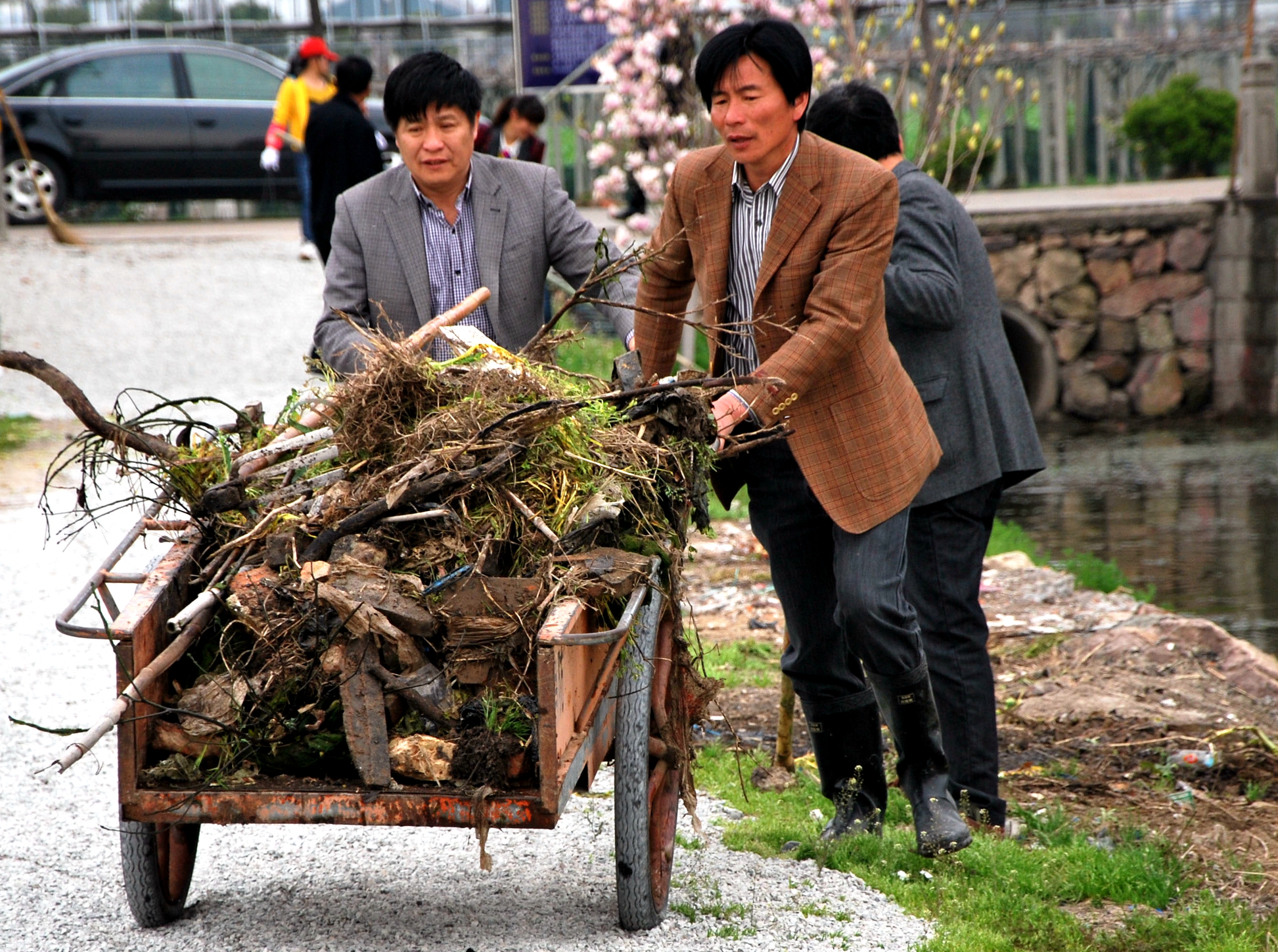 1.黃寶康常講“黨員要有黨員樣子”，在他的帶領(lǐng)下，黨員率先行動(dòng)、率先垂范已蔚然成風(fēng).jpg