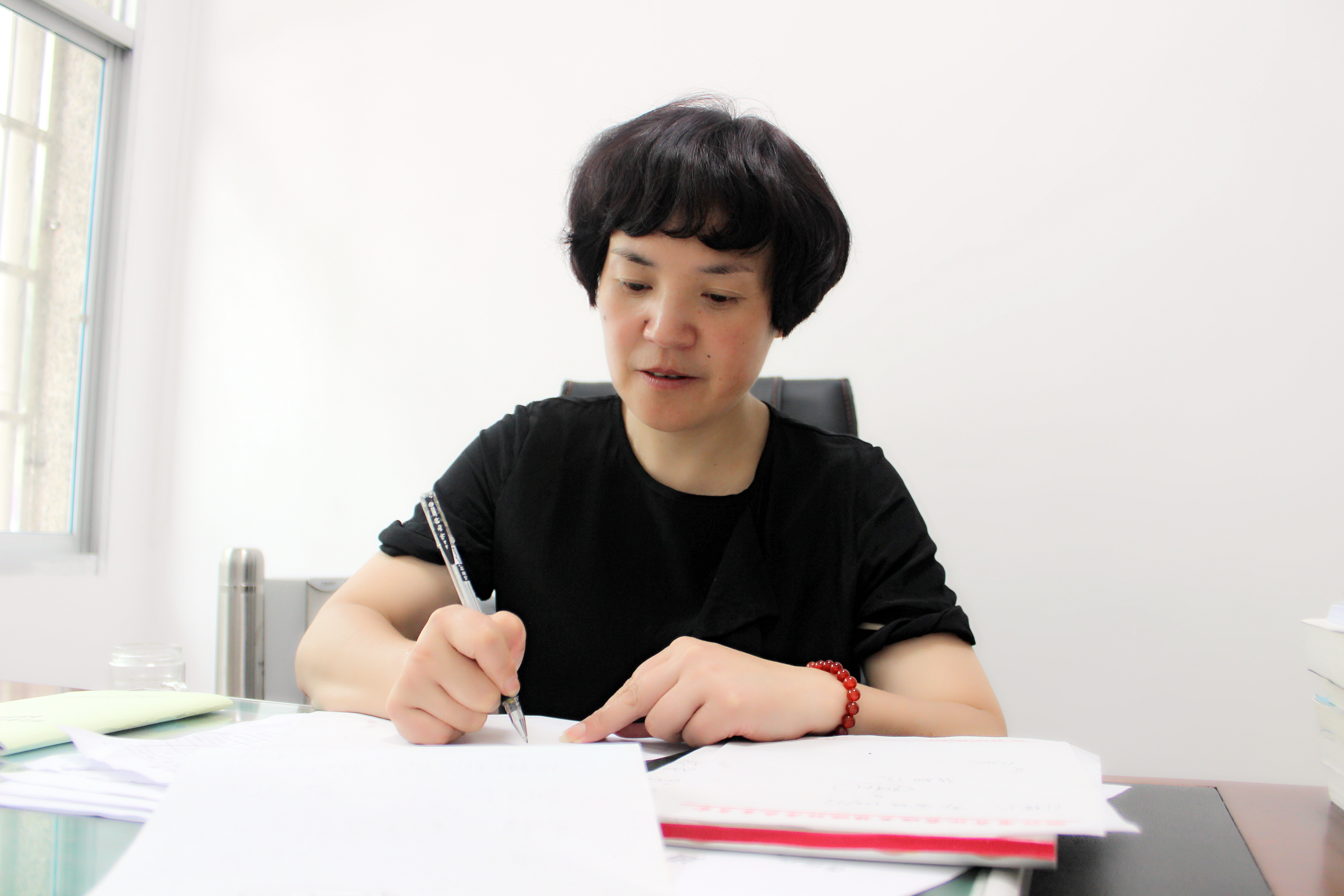 【開化縣芹陽辦事處城北社區(qū)黨總支書記王紅英】20160628小巷總理王紅英胡萍拍 075_副本.jpg