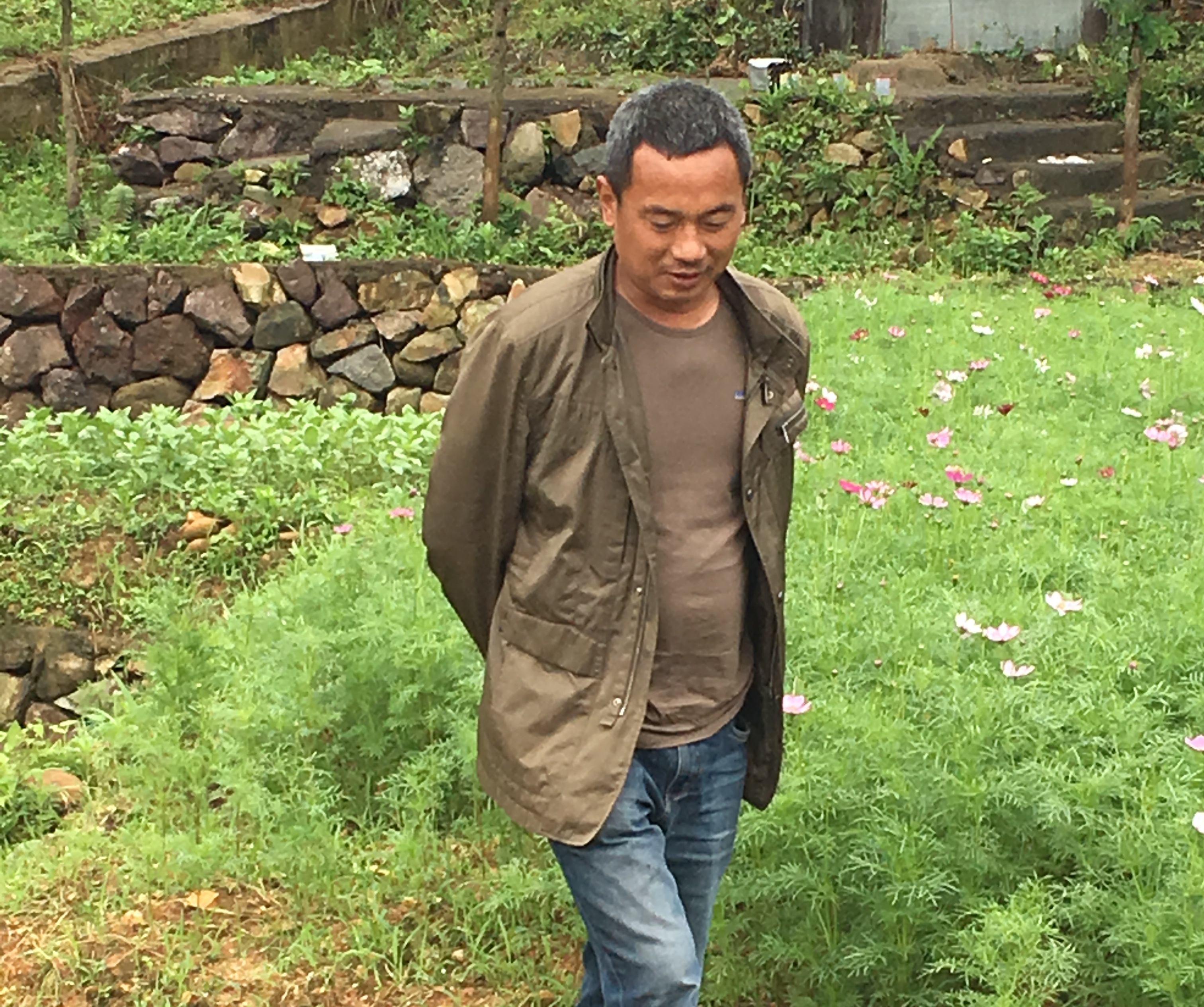 【常山縣東案鄉(xiāng)田蓬村 黨支部書記鄭富紅】下田地查看村農作物種植情況.jpg