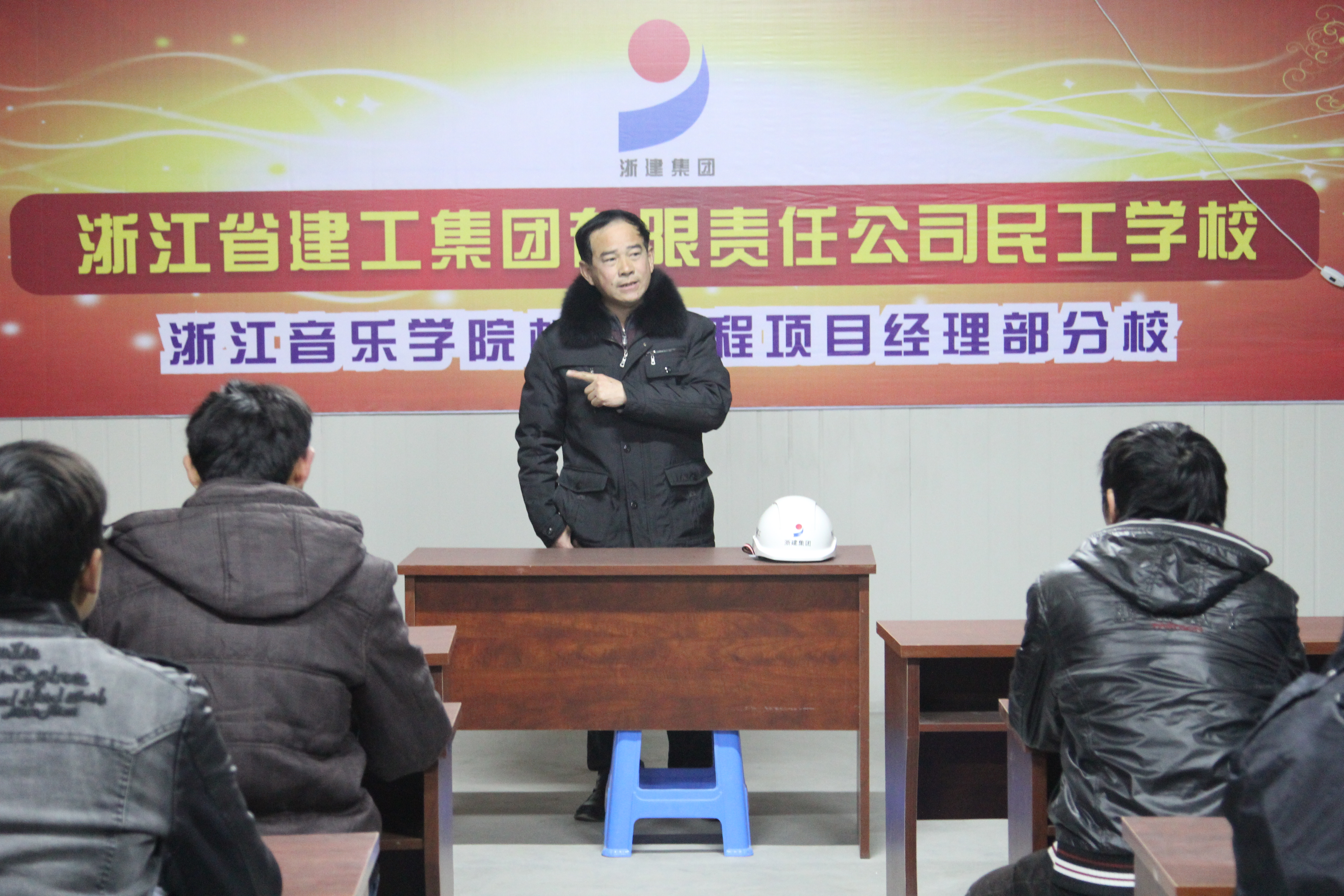 聞人卿在民工學(xué)校上課2.JPG